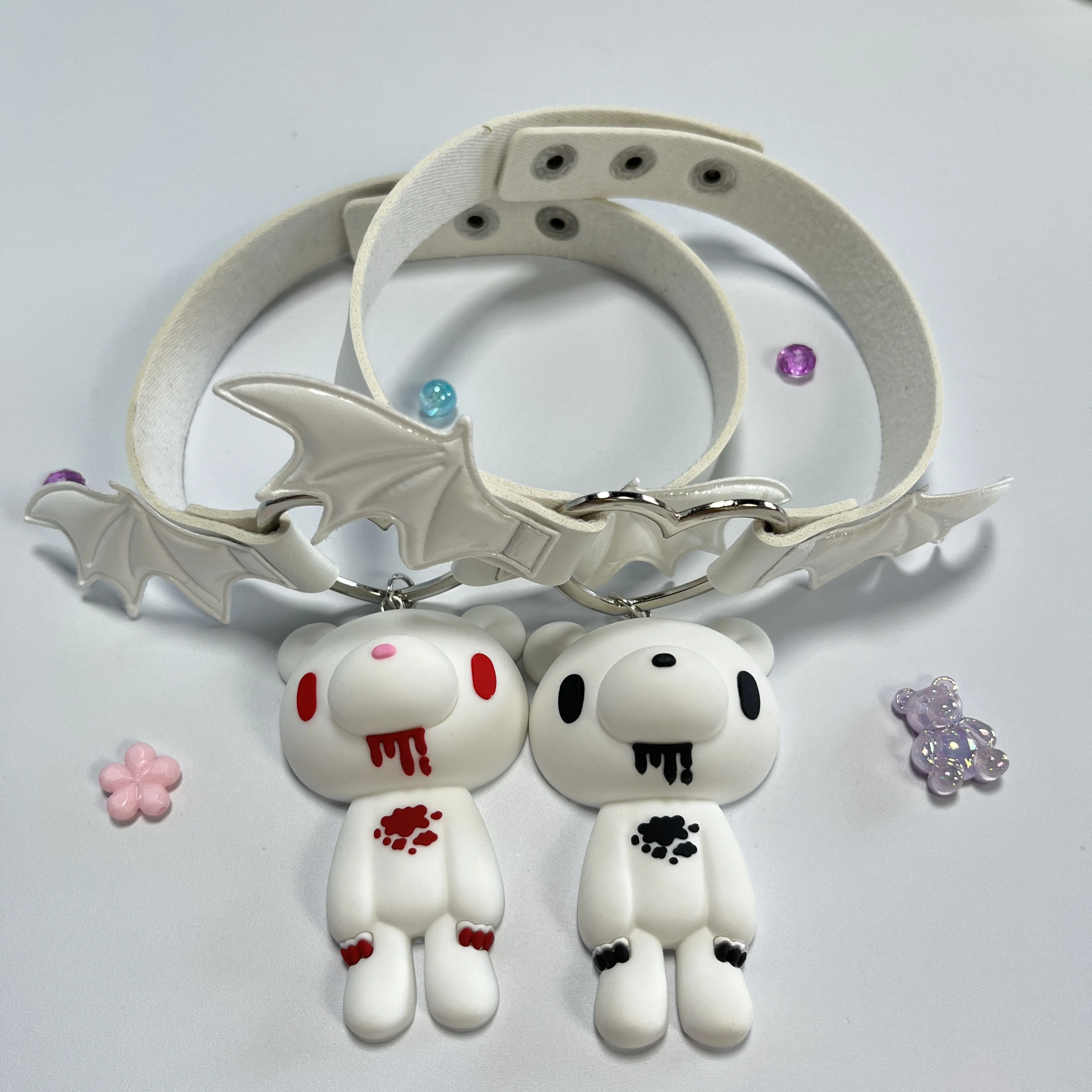 قلادة جناح الخفافيش البيضاء القوطية - ياقة جلدية مع قلادة الدب الدموي. مثالية لجماليات Alt-Goth، Punk. #1