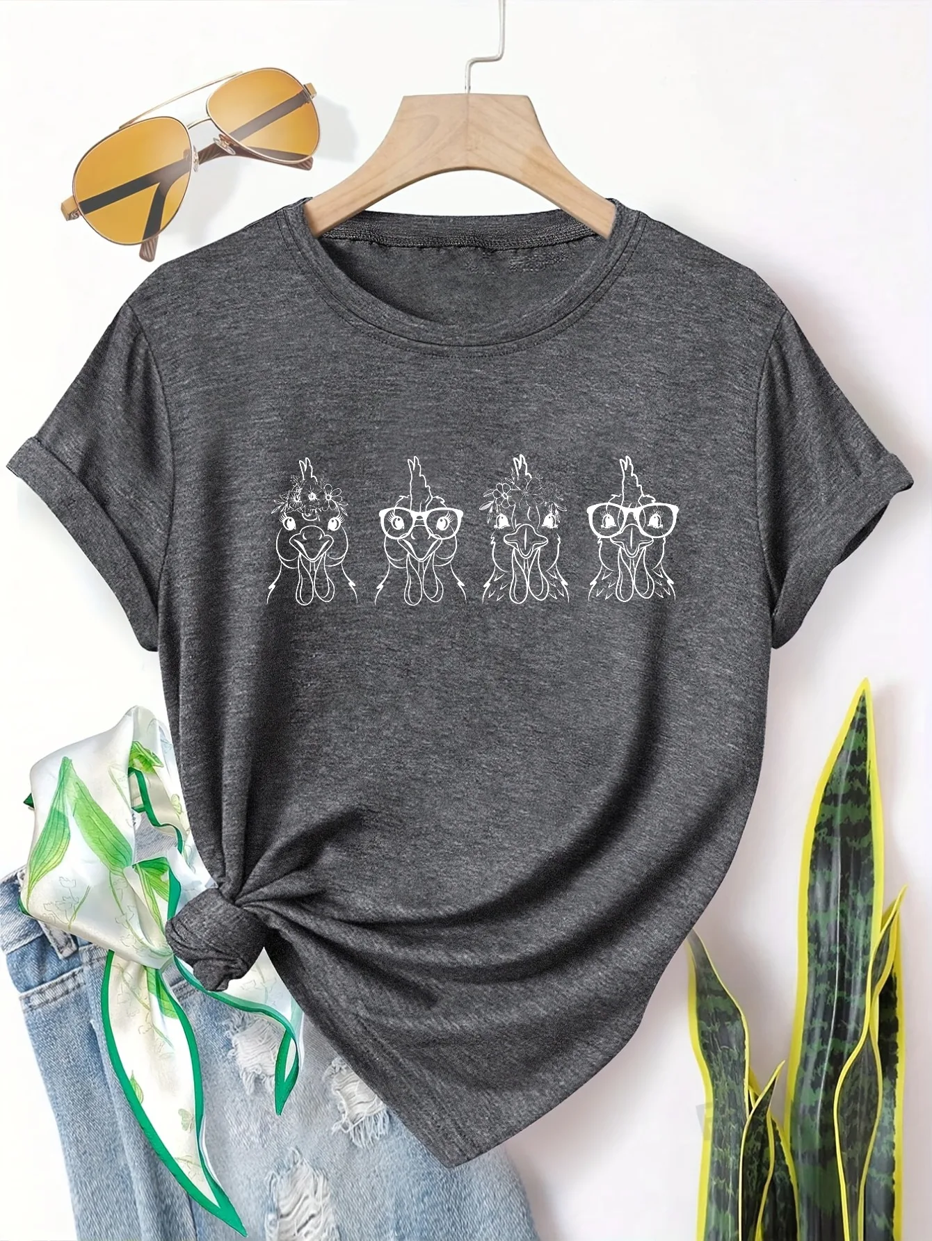 

Женская футболка больших размеров с коротким рукавом, с изображением четырех курочек в очках и с перьями, незаменимая вещь для весенних и летних образов.