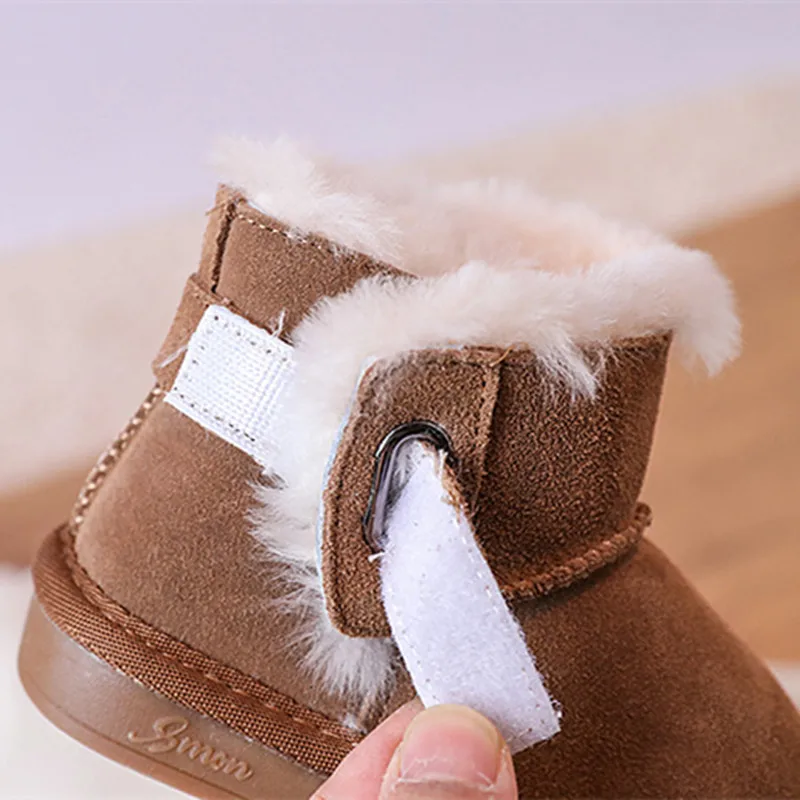 Nuevas botas de invierno para bebé, zapatos cálidos de felpa de cuero genuino para niños pequeños, botas de nieve antideslizantes a la moda para