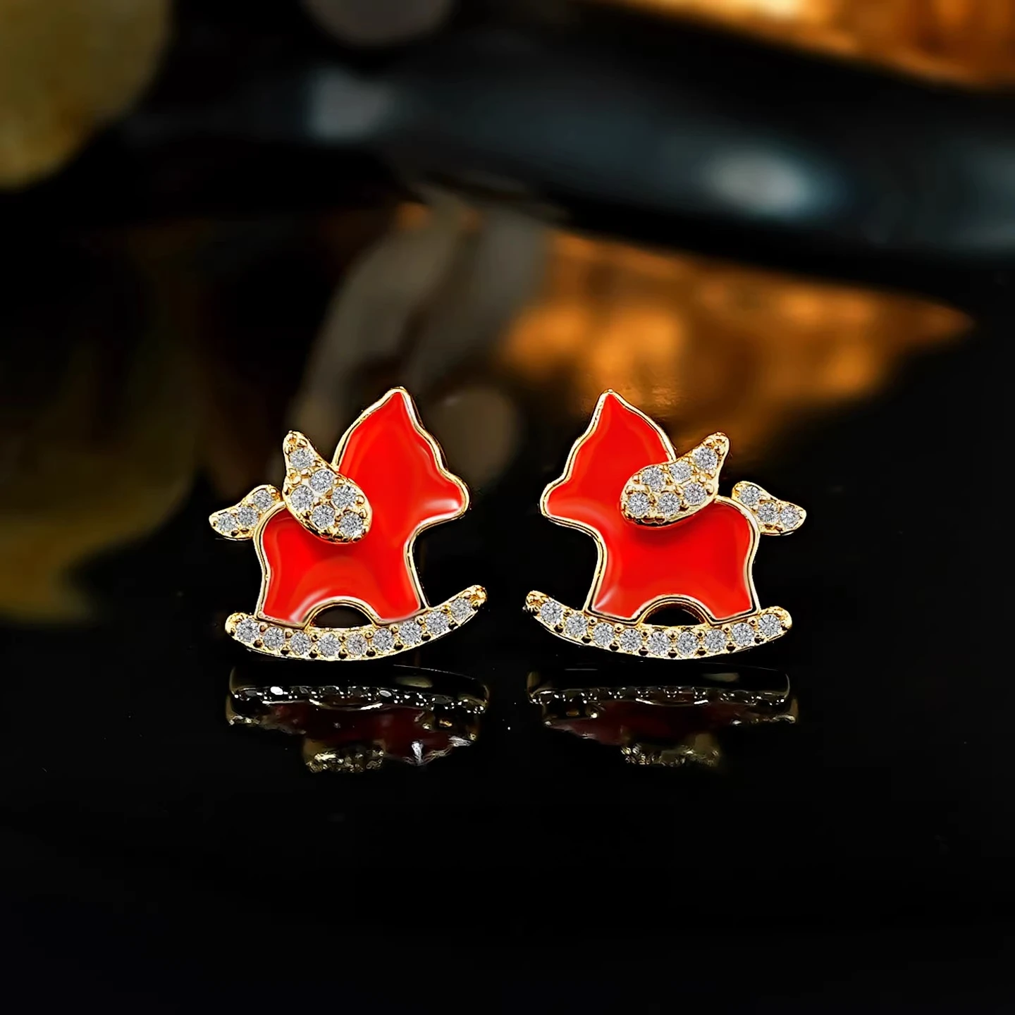 

Серьги-гвоздики из серебра 925 пробы с миниатюрными качающимися лошадками, роскошные, подарок на Новый год, украшения к Году Лошади