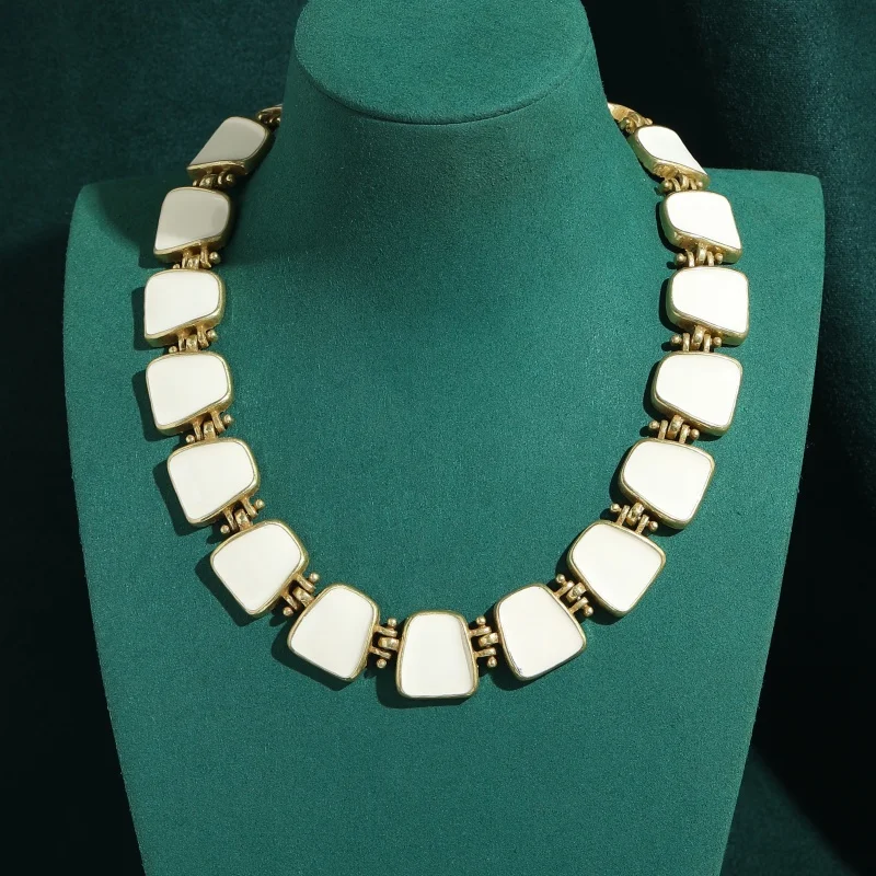 

Vintage Woman Jewelry White Choker Necklaces Geometry Natural Stone Engagement Dress Gold Color Accessories High Quality Brand