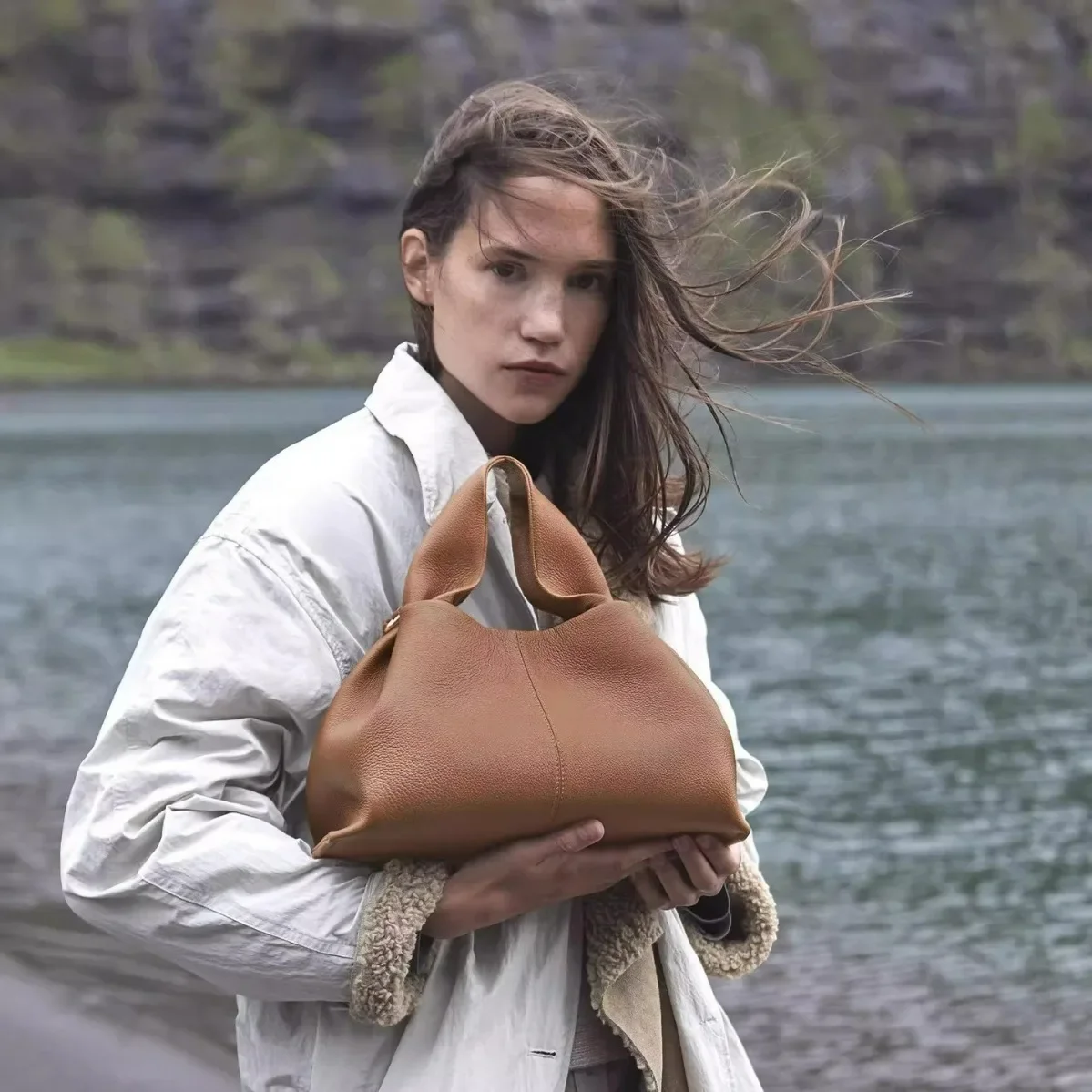 

Bolsa de bolinho de couro francês forma de nuvem versátil bolsa de ombro crossbody textura macia zíper interno sem forro