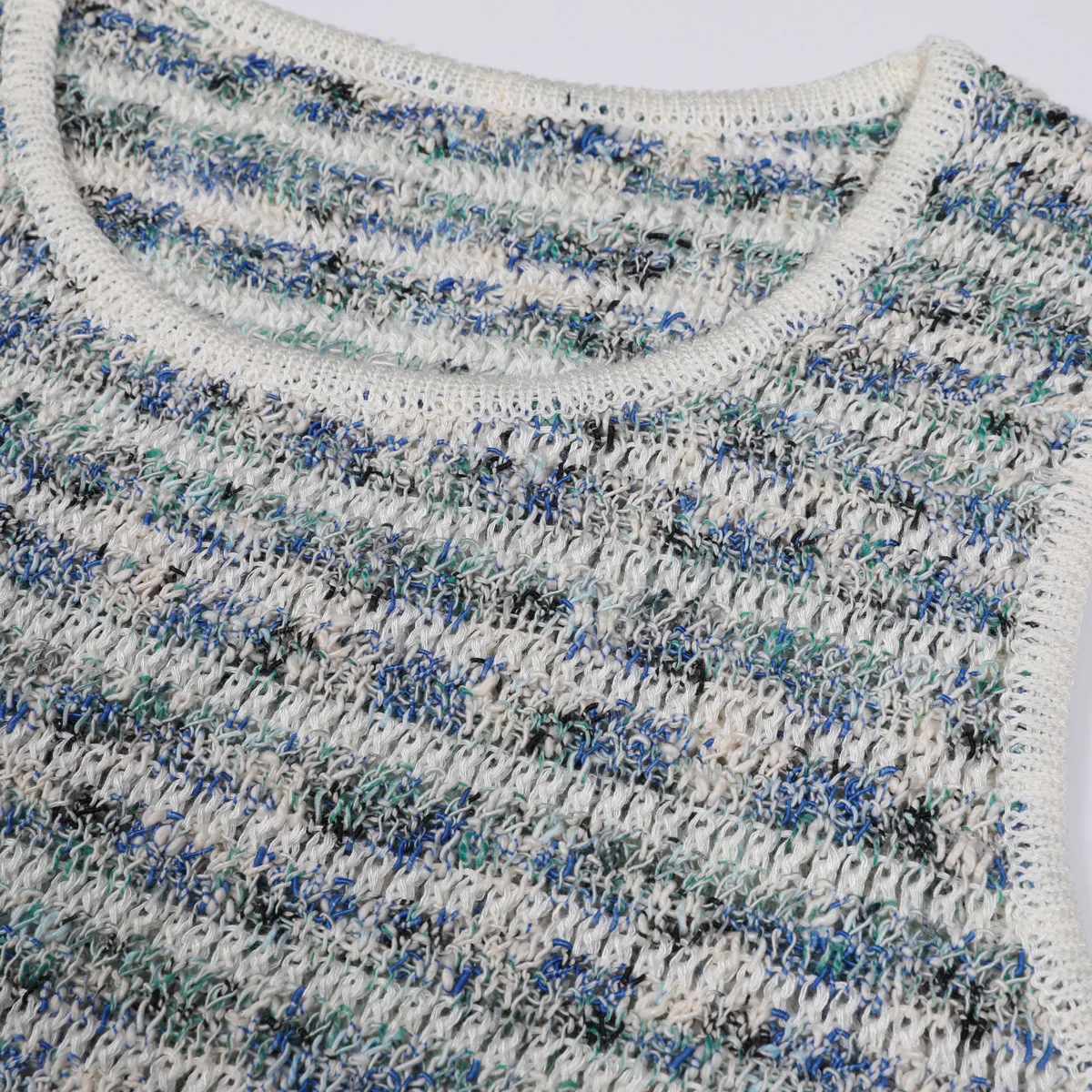 Sukienka dzianinowa bez rękawów w bloki kolorów i paski, modna, popularna wśród influencerek, dostępna od ręki, wysoka jakość.