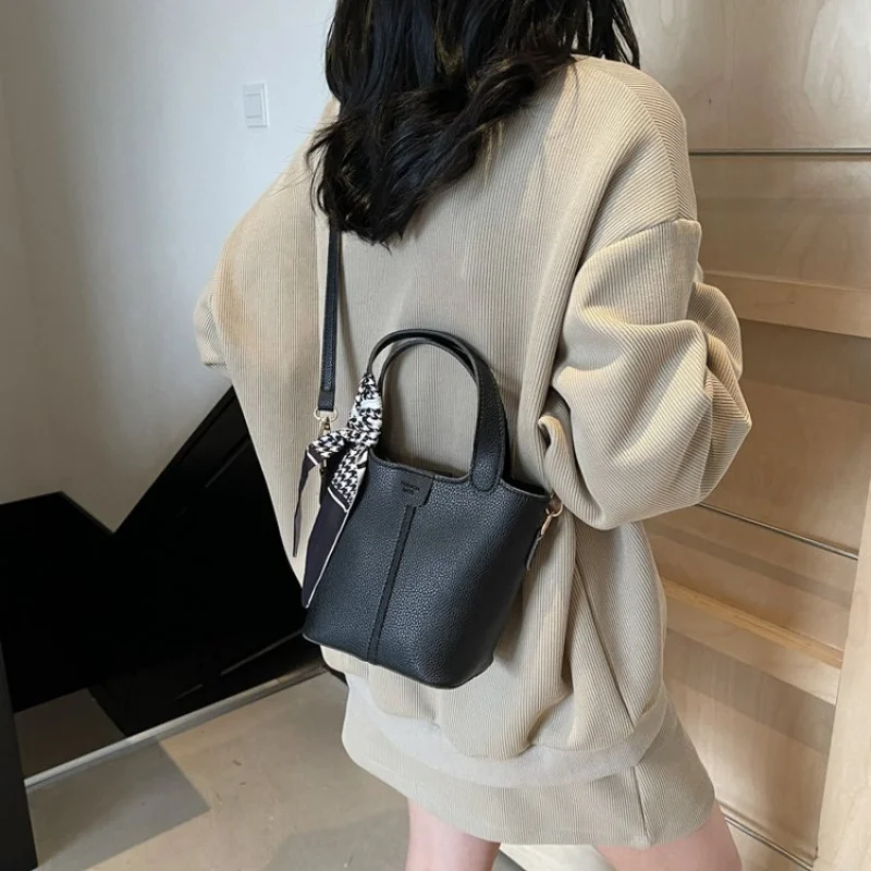 

Women Fashion Hobo Bag With Tassel Medium Pu Leather Handbag Slouchy Design Casual Daily Shopping Bag