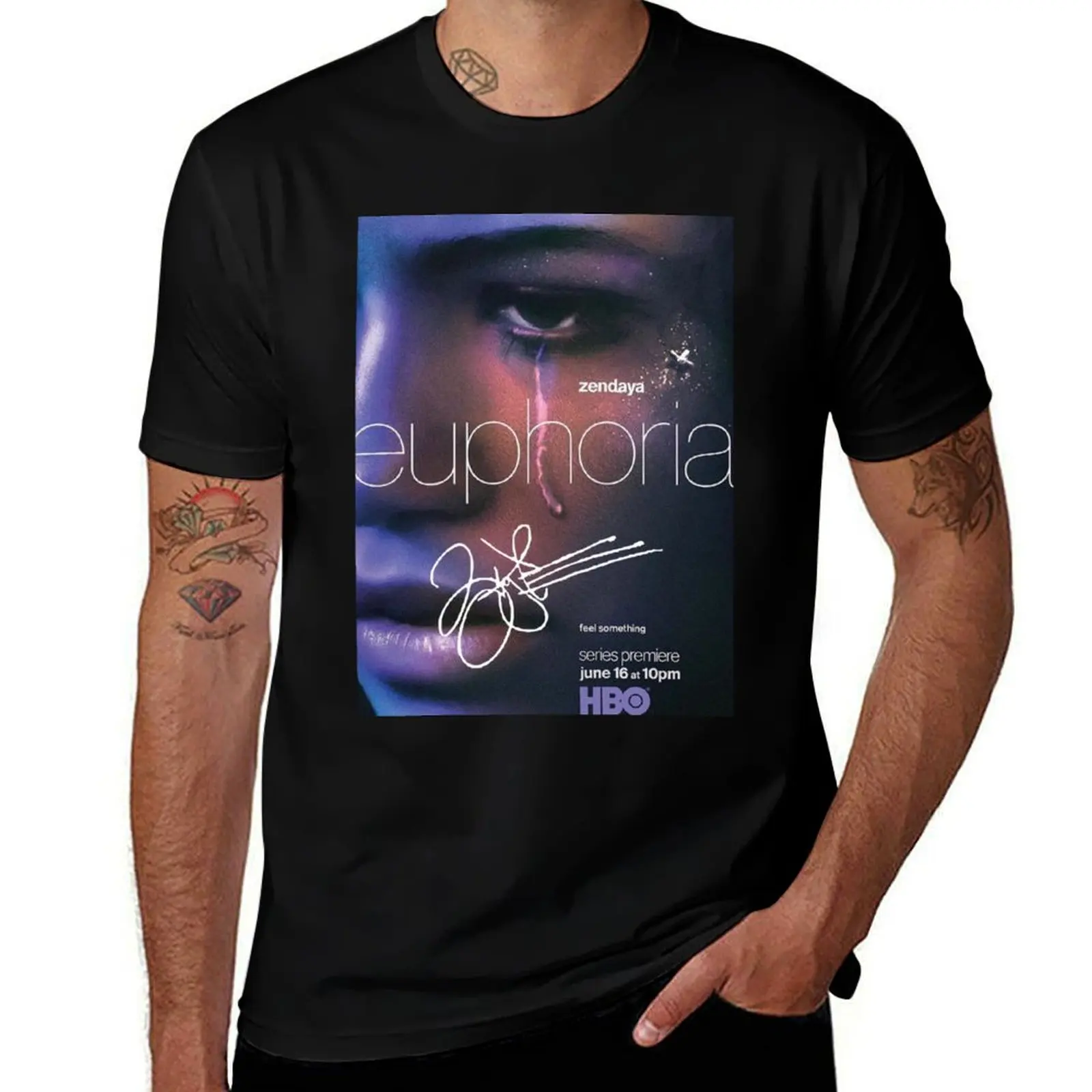 Zendaya a signé le t-shirt avec l'image de la affiche de la série « Euphoria », un t-shirt basique à manches courtes.