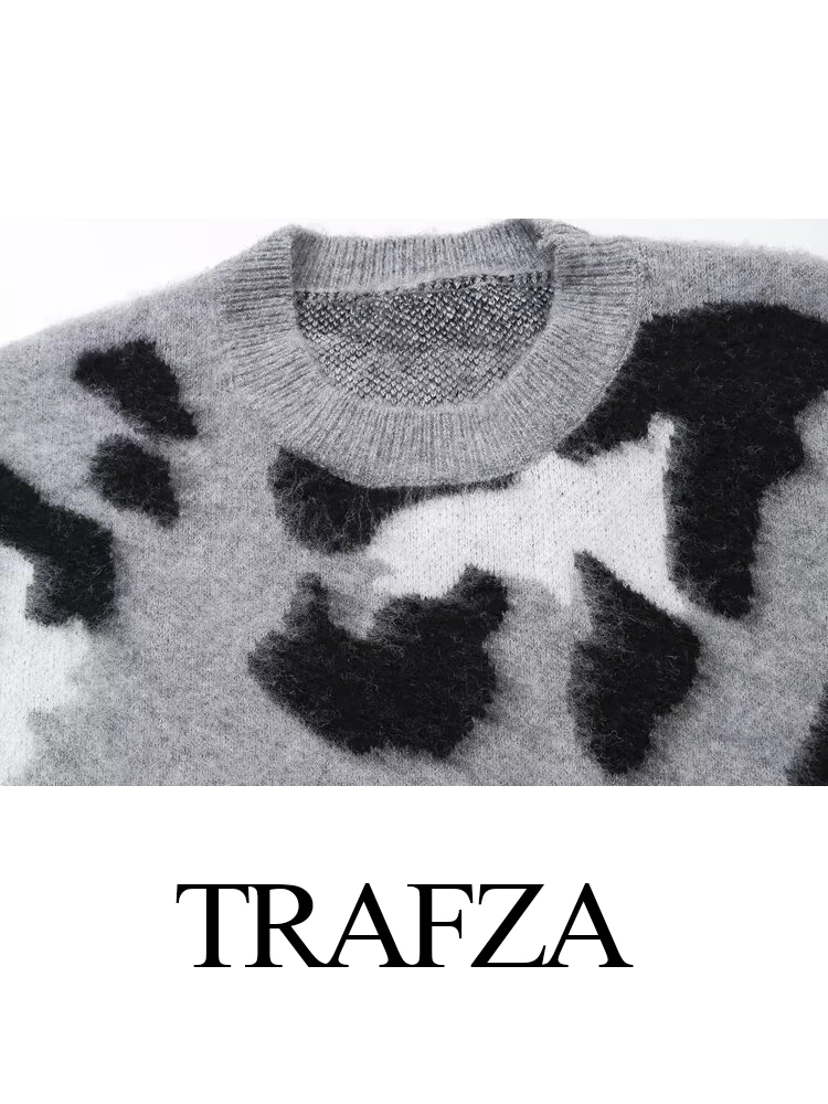 TRAFZA Women's Winter New Fashion Round Neck Leopard Print Knitted Pullover Female Chic Comfortable Warm 2-Color Casual Sweater