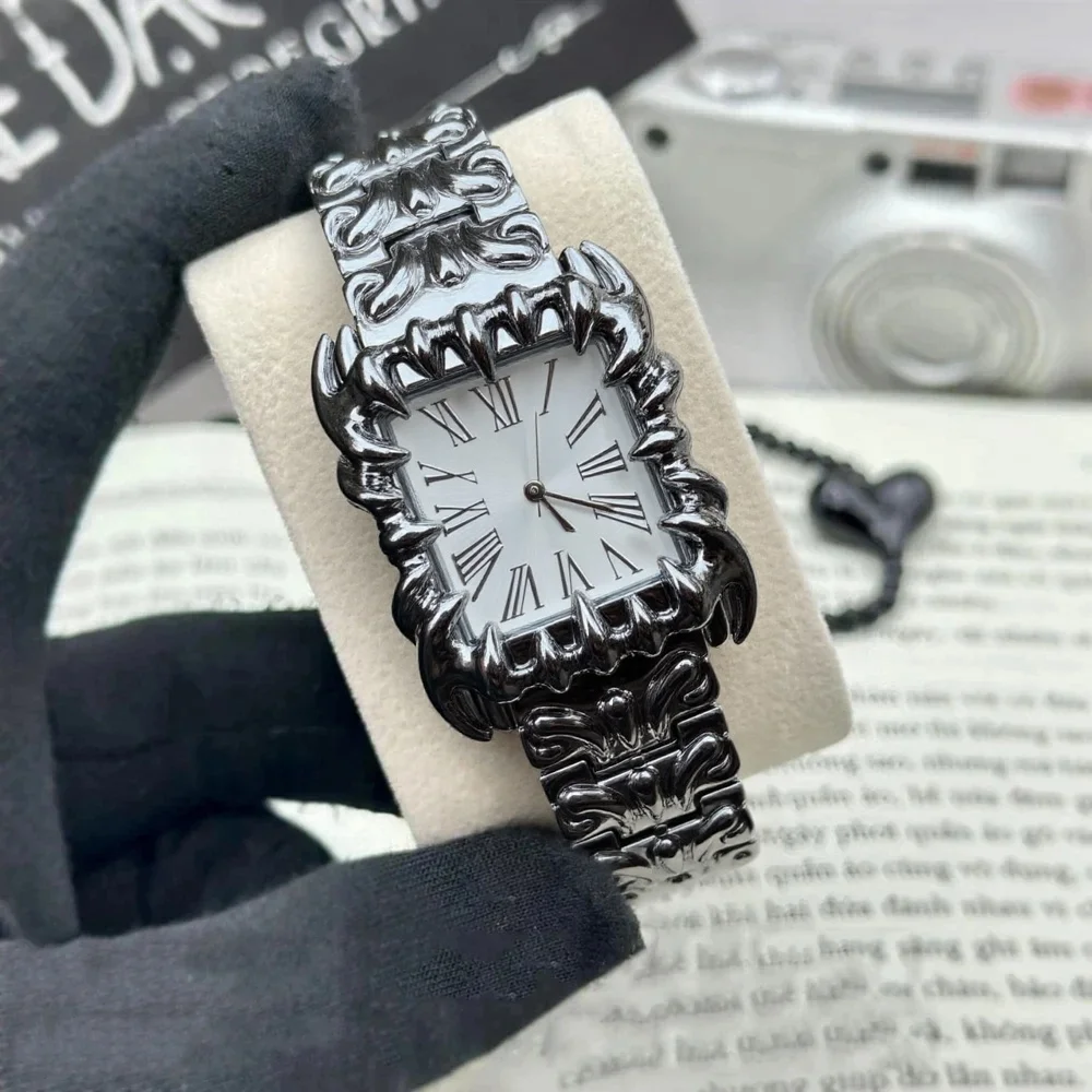 

Creative Retro Devil Quartz Watches Men Square Y2k Silver Black Vintage Demon Claw Design Alabaster Industries Unique Male Clock