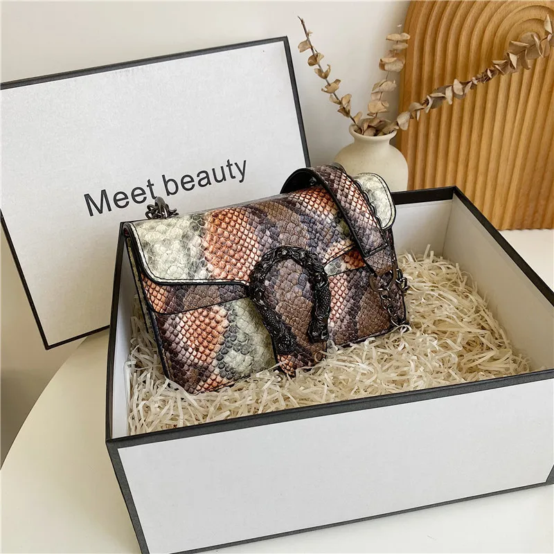 حقيبة كروس صغيرة مطرزة عتيقة جديدة لعام 2025 للنساء مكتب حرفي فاخر للنزهة الانتقالية الخالدة