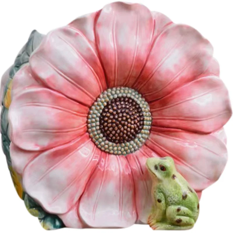 

Ceramics, peaches, frogs, flowers, vases, can hold water, creativity, personality, pastoral, decoration, decoration