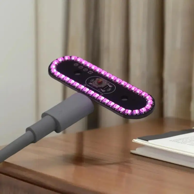 مصباح LED متوافق مع USB-C يتميز بأضواء متدرجة وامضة ودوارة، ومصابيح خلفية لتدفق الواقع للطائرات بدون طيار