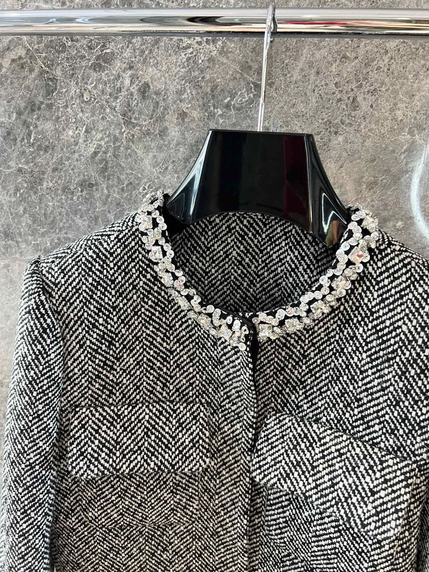 2024 Winter New Women's Clothing Classic black and white mixed color rhinestone ribbon short jacket 1021