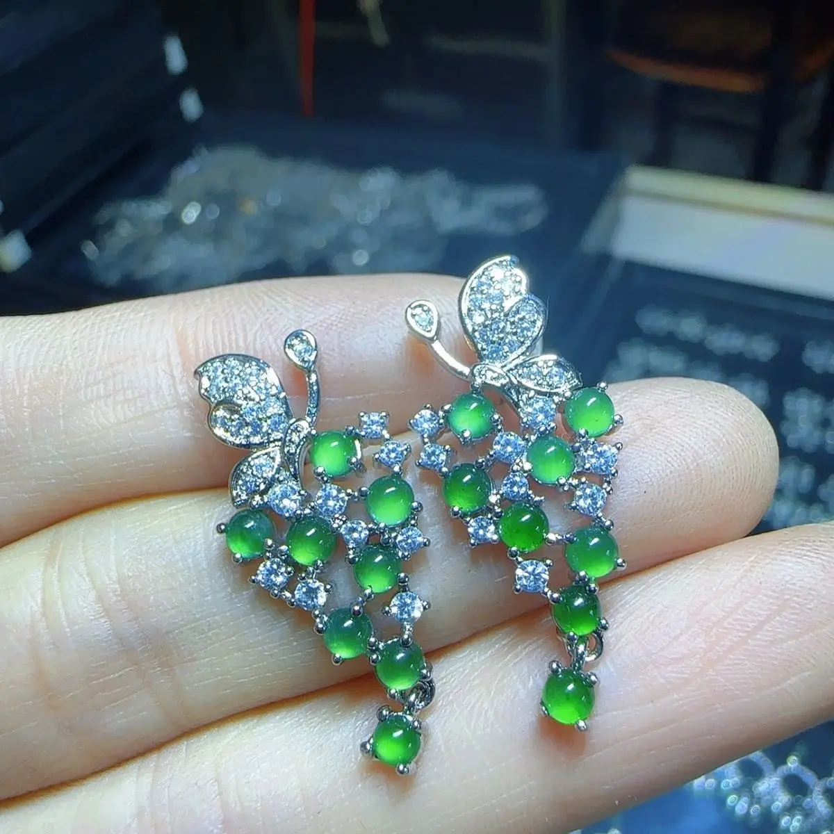

Natural A jadeite ice green stud earrings and earrings (choose one of the best in diversity)