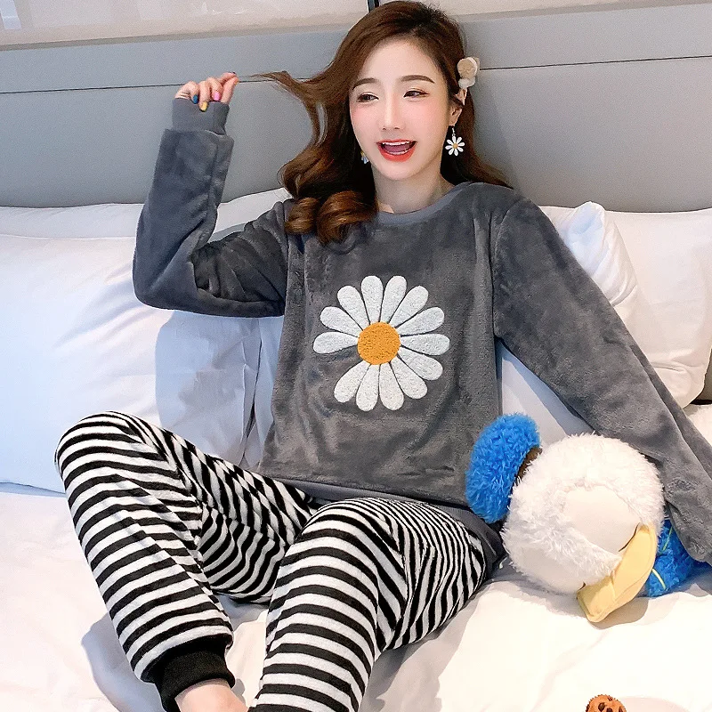 Thickened Warm Sleepwear for Winter Flannel O-Neck Girl Loungewear 2PCS Set Ladies Pajamas Long Sleeves Cartoon Bear Loungewear