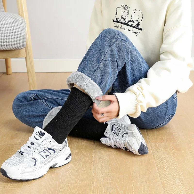 شتاء جديد إمرأة سميكة المخملية مستقيم الجينز موضة عالية الخصر بنطال ذو قصة أرجل واسعة الجينز الإناث المخملية عادية الدافئة سراويل جينز