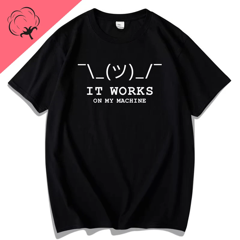 Une parodie d'un programmeur, développeur informatique, code d'écriture, programmation PC, codage, épaules arbustes, Emoji sans aide, T pur coton