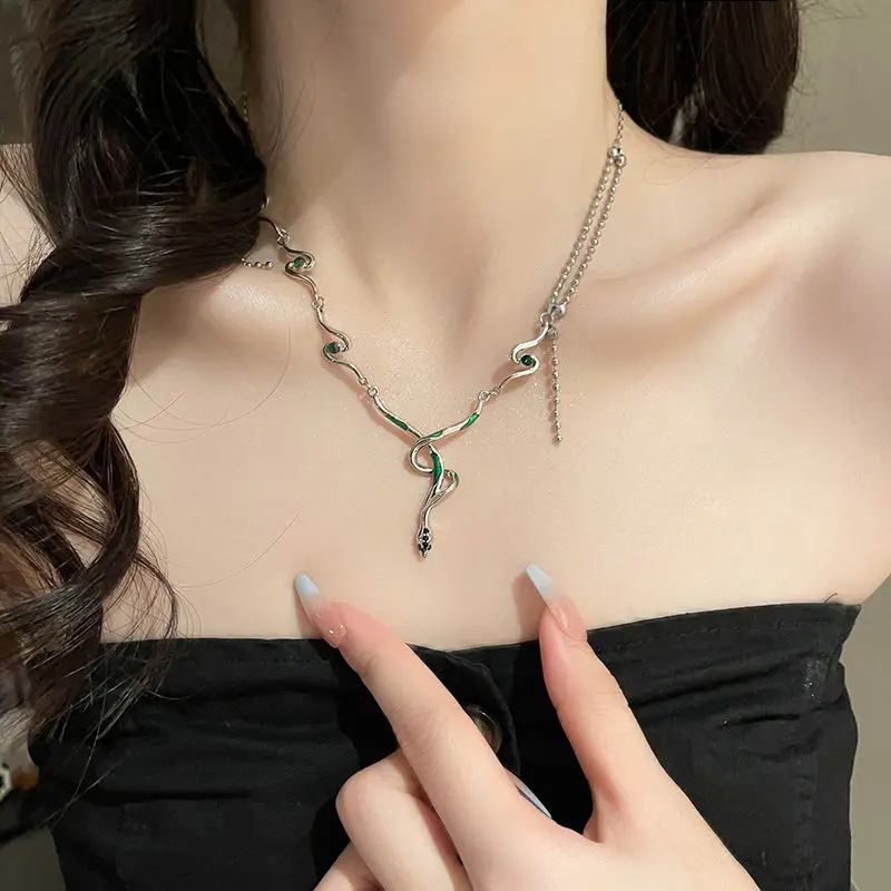 Snakeyard series niche Slytherin green snake necklace, high-end cool style collarbone chain, autumn and winter sweater chain