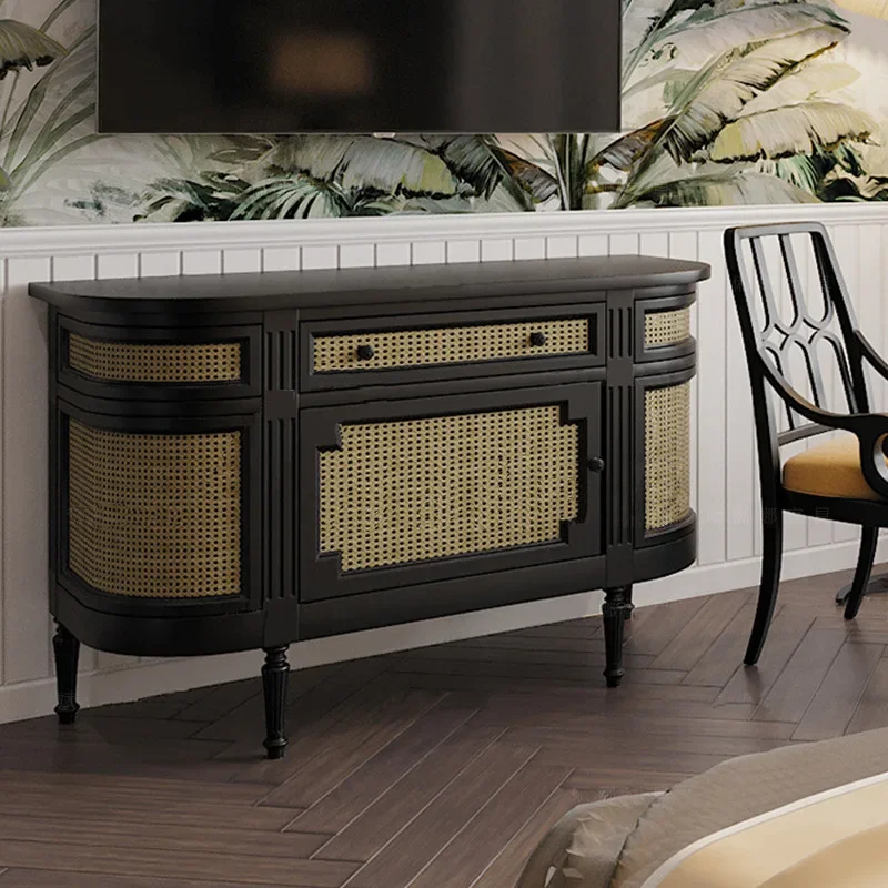 سرير من الخشب الصلب في الريف الأمريكي، فيلا عصرية وحديثة بجانب السرير، سرير فرنسي بجانب السرير، مصنع راقي