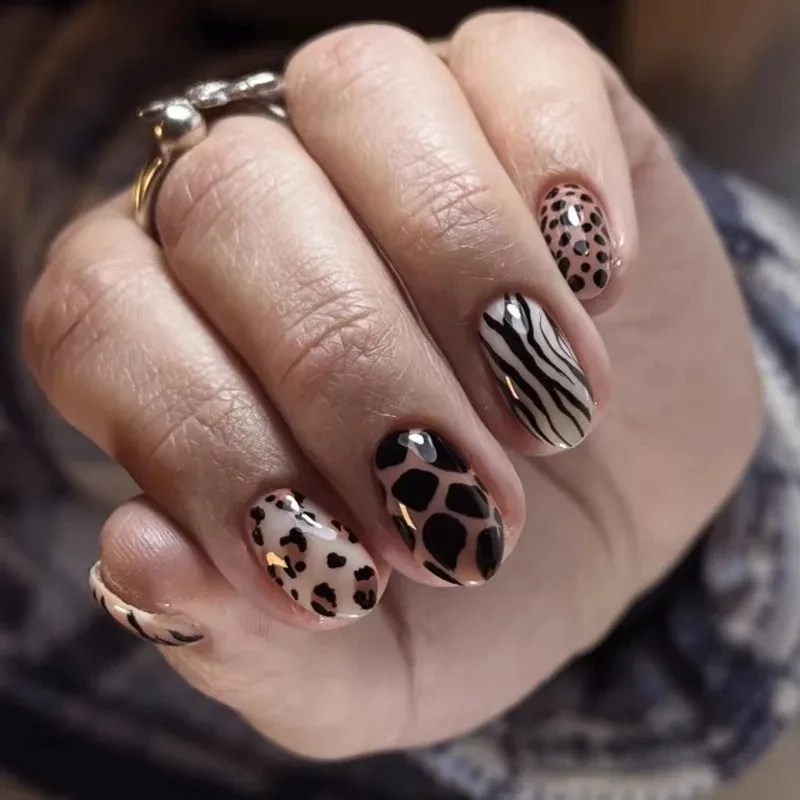 

Leopard Zebra Print Black Irregular Spot Lines Stripe Polka Dot Halo Dyeing Short Fake Nail Almond False Nail Art Press on Nail