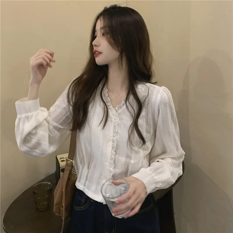

Korean Sle V-Ne Slimming irt Women's Faionable Sweet Young-looking Hollow out Lace Cute ort Top for Autumn