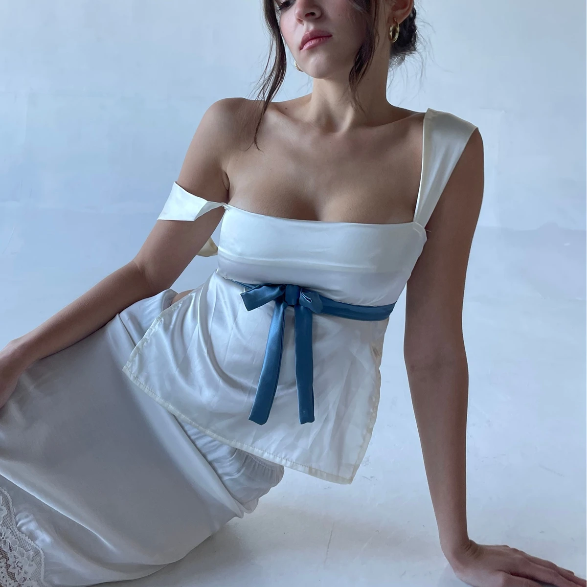 قمصان نسائية بدون أكمام حلوة، أشرطة كتف واسعة ورباط الخصر، ملابس صيفية منخفضة القطع