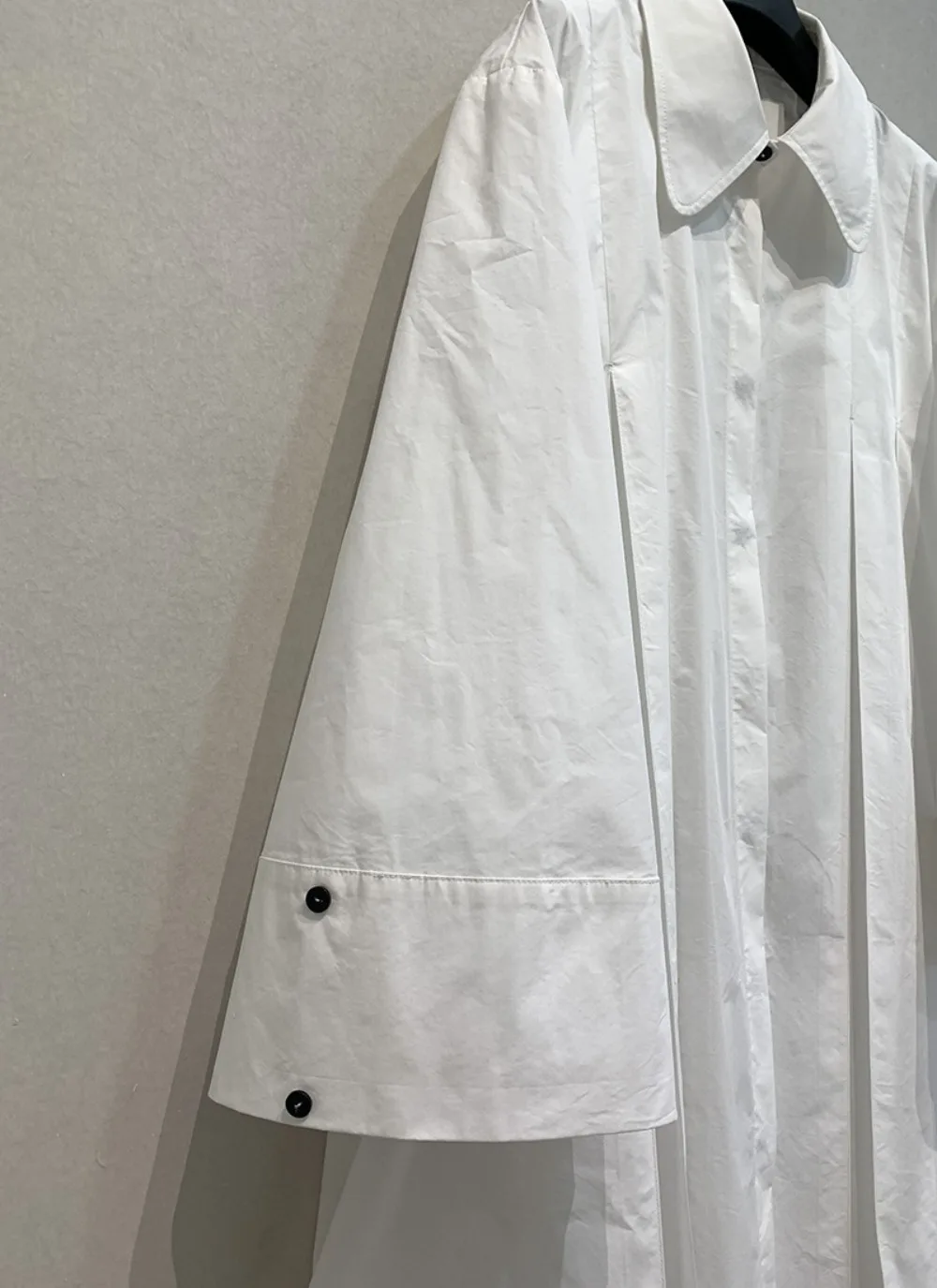 トレンドの売れ筋プレミアムオフィスレディドレス、シンプルで若々しく見える、ゆったりとしたスリムなワンピース、傘のようなプリーツ、大きなスイング、新作ローブ