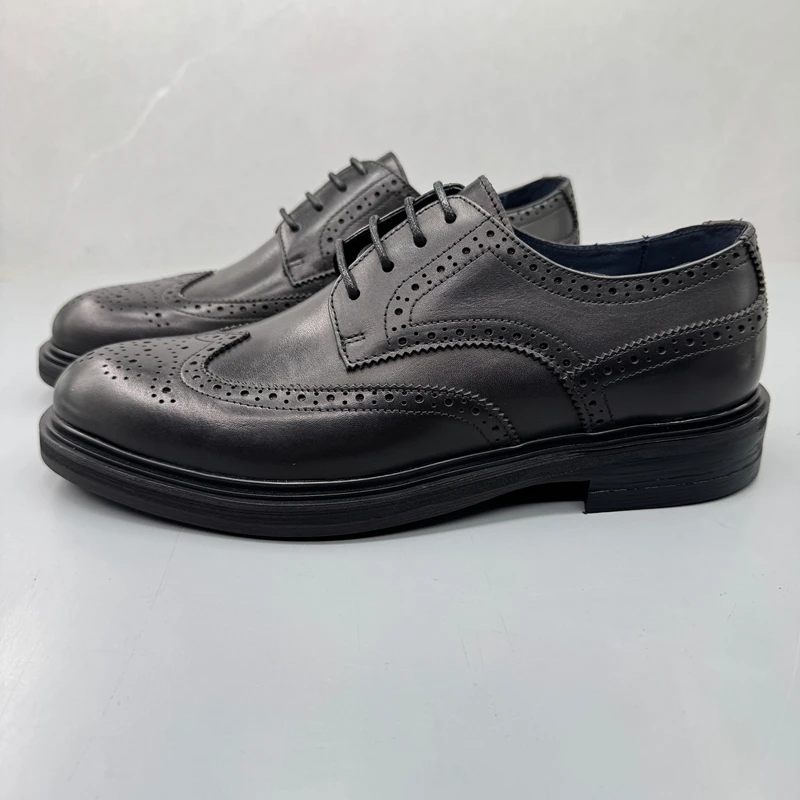 

Высококачественные мужские деловые туфли из натуральной кожи с цветочным узором, в британском стиле, весенние, на низком каблуке, с круглым носком, синие