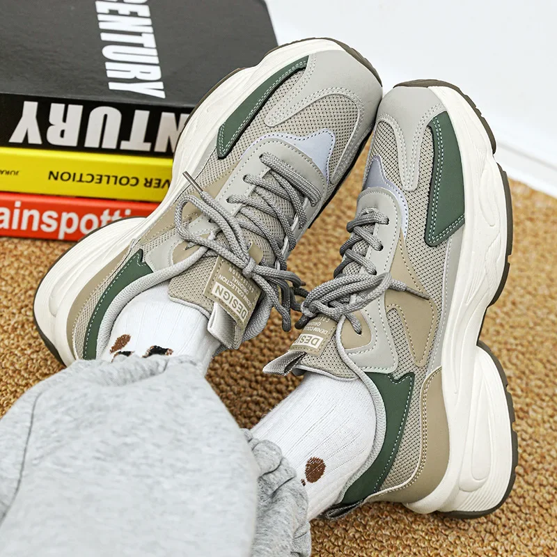 Nowe modne sportowe i rekreacyjne sneakersy typu \"dad shoes\" z siateczki na grubej, amortyzującej podeszwie dla gimnazjum.