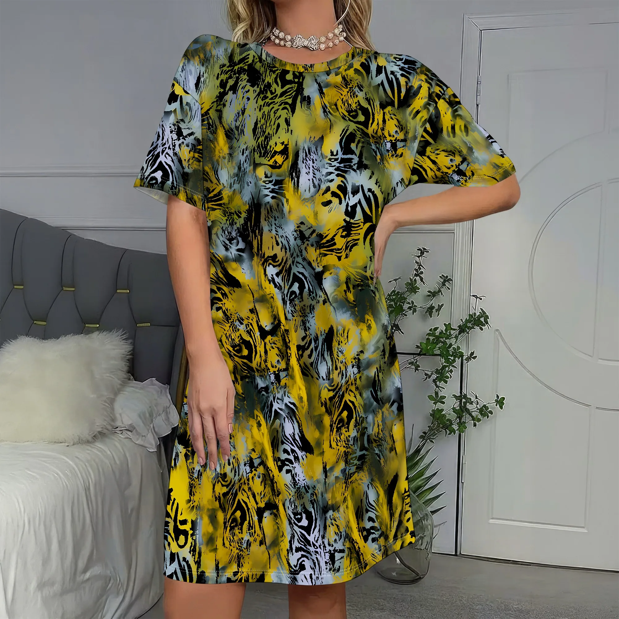 

Abstract Tiger Print Short Sleeve Dress, Yellow Black Animal Pattern Mini Dress, Loose Fit Summer Casual Wear for Women, S-2XL