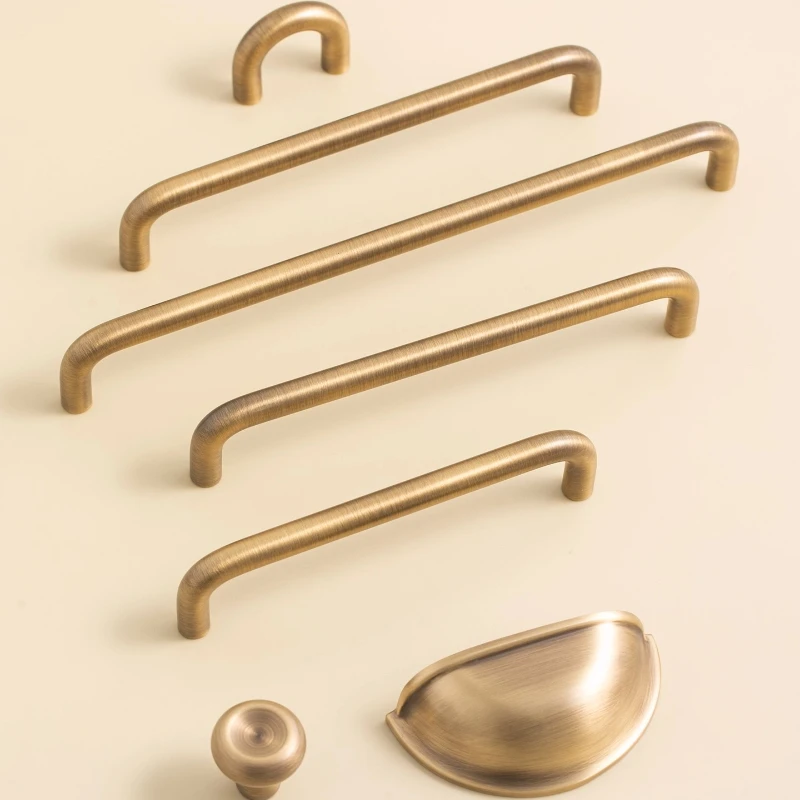 Moderner, schlichter Küchenschrank- und Kleiderschrankgriff, U-förmiger, antik-messinggebürsteter Möbelgriff, massiver Schubladenknopf aus Messing. – Detail 1