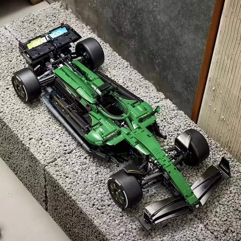 hot-toys-2026-new-1547pcs-aston-track-racing-driver-racing-car-amr25-building-block-puzzle-model-toys-ornament-birthday-gifts