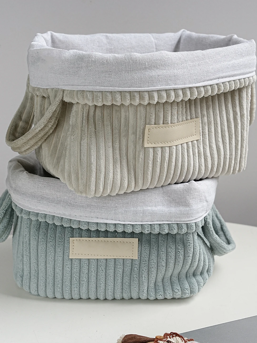 foldable-velvet-fabric-storage-basket-handheld-bedroom-cosmetic-miscellaneous-item-organizer-rectangular-shape-adult-use