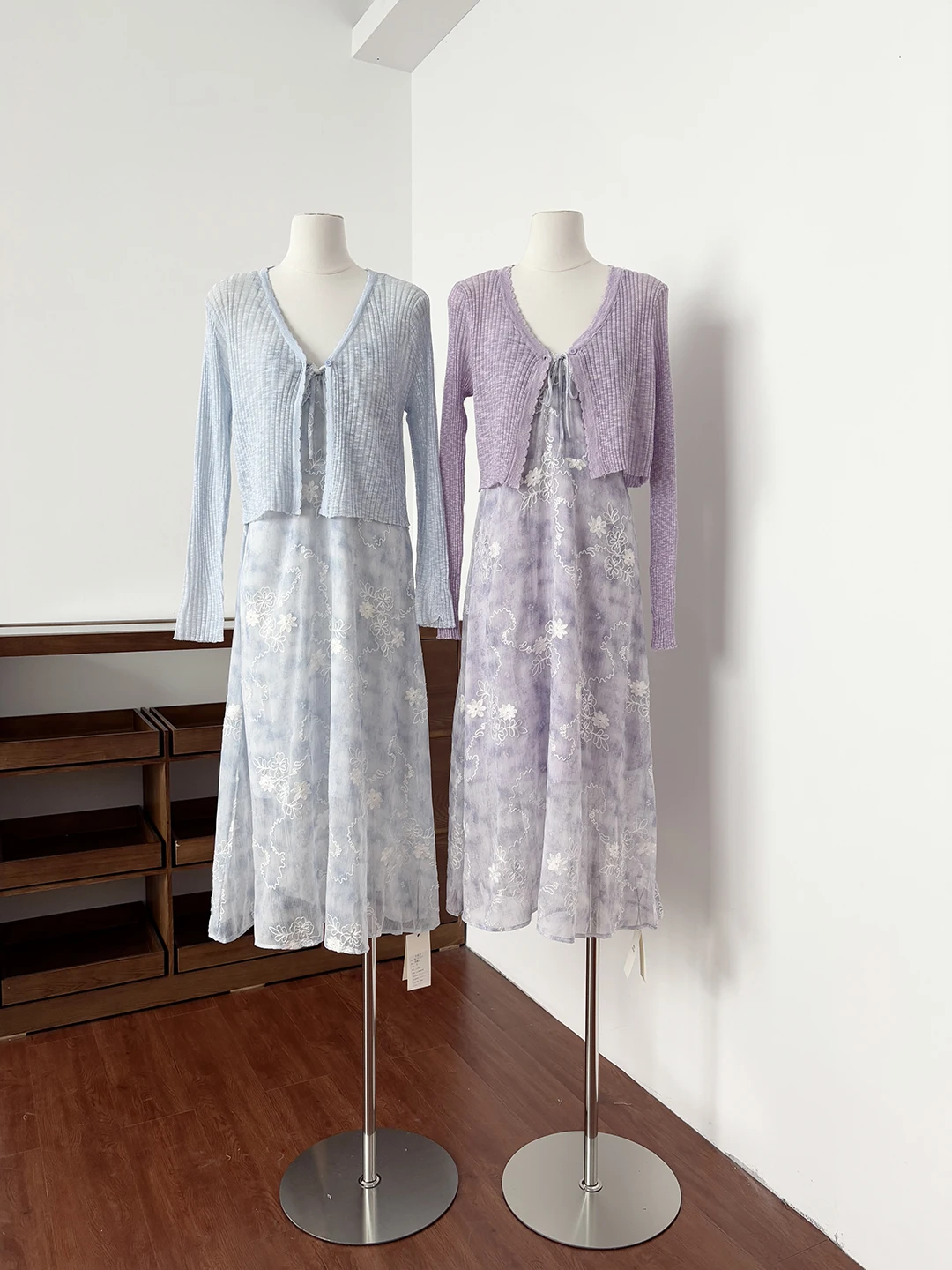 

Ретро-романтический комплект: нежное длинное платье с цветочным принтом и однотонный открытый кардиган. Новинка лета. Женский модный ансамбль.