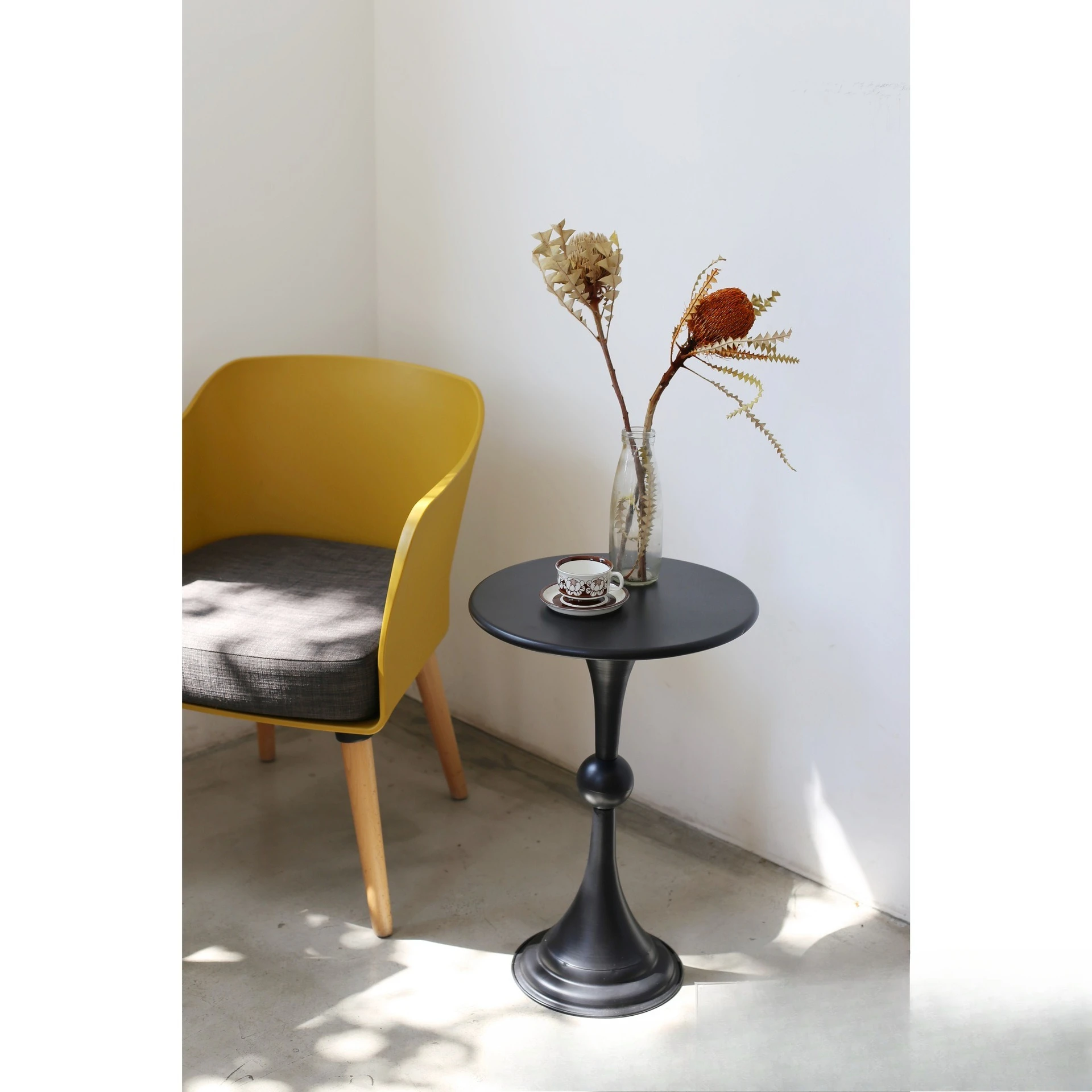 북유럽 스타일 심플 소파와 원형 테이블 세트 이미지