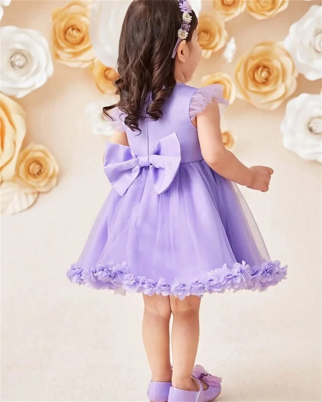 ライラックチュールミニAラインフラワーガールドレス、素敵な花柄、Oネック、プリーツ、フライングスリーブ、バックボウ、キッズイブニングガウン、ウェディング用