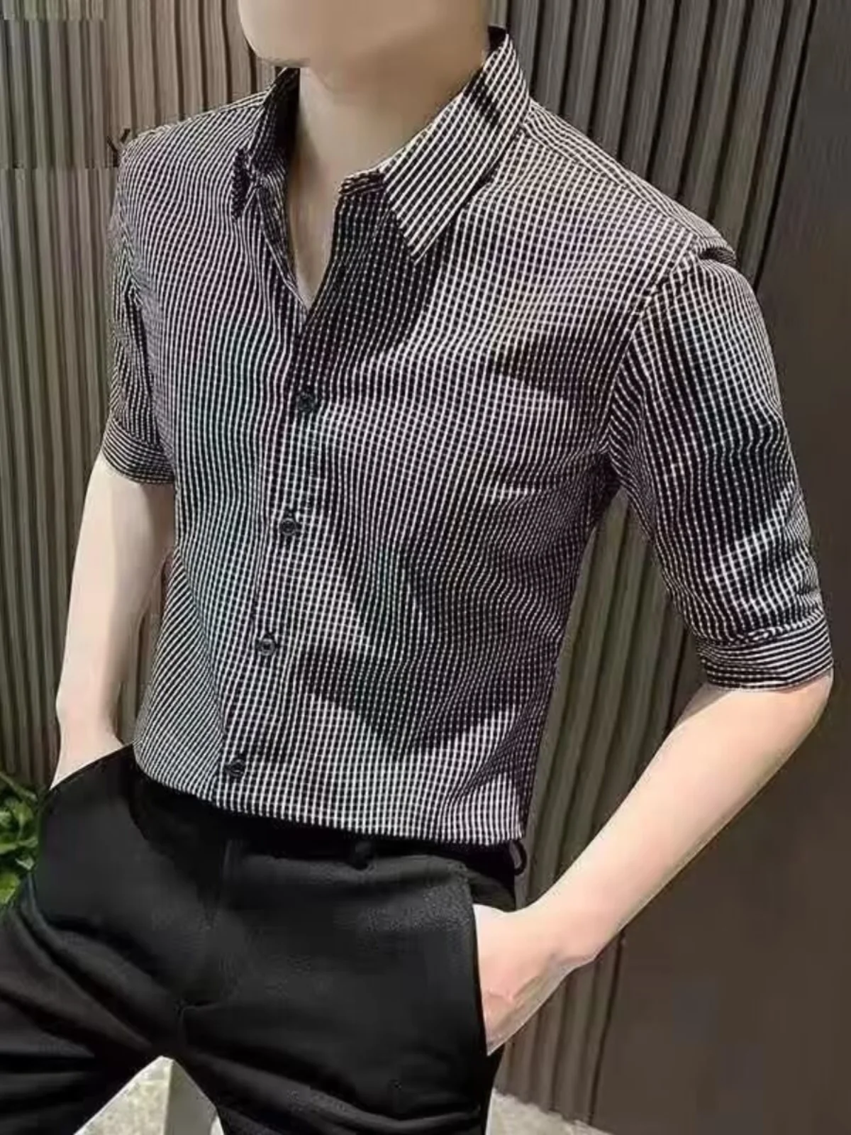 قميص رجالي ضيق صيفي من الحرير الصناعي بنقشة مربعات وأكمام قصيرة، مناسب للأعمال والموضة الشبابية في المدينة، قابل للطباعة وبدو...