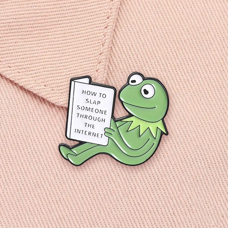 Wie man jemanden über das Internet anstoßt Emaille-Pin Cartoon Kermit Frosch Meme Buch-Lesende-Figur Brosche Taschen-Anstecknadel Schmuck Geschenke – Detail 9