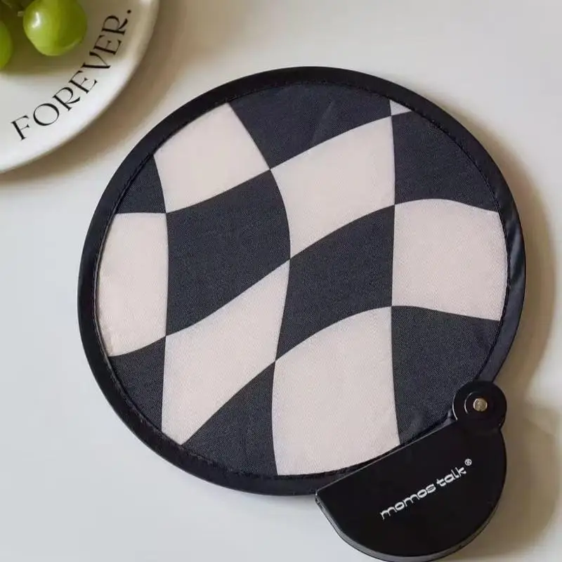 Ventilador portátil dobrável com bolsa de armazenamento, compacto e portátil, adequado para atividades ao ar livre no verão.