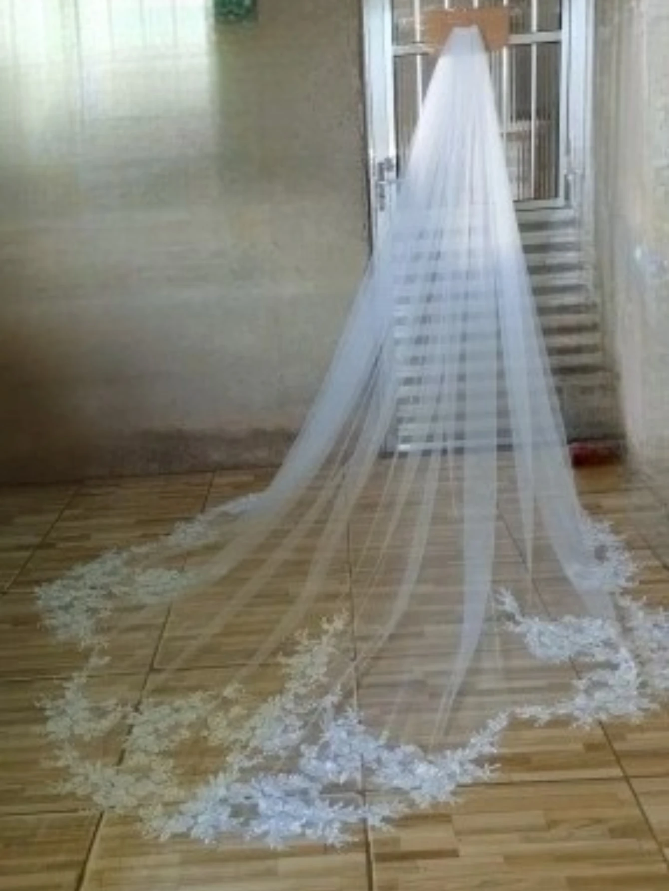 

Customized High Quality Vintage Wedding Veil 3.5M Long Special Cut Royal Bridal Veil with Comb Bling Sequins Lace Veil with Comb