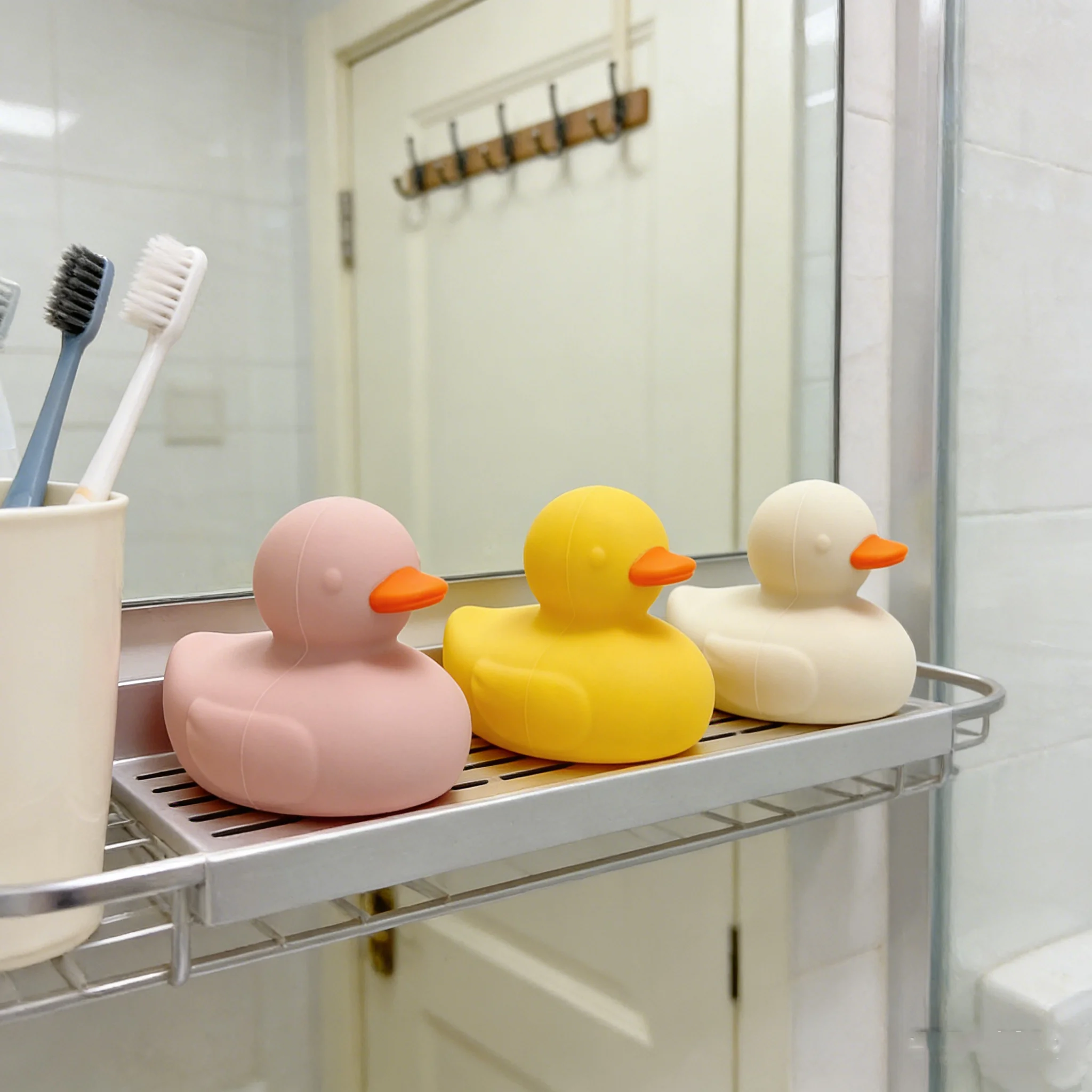 EIBYCIDY 水遊びおもちゃ 可愛いアヒル型 キッズ ベビー シリコン製お風呂おもちゃ BPAフリー 幼児向け楽しいお風呂遊び 浮かぶおもちゃ 赤ちゃんへのプレゼント