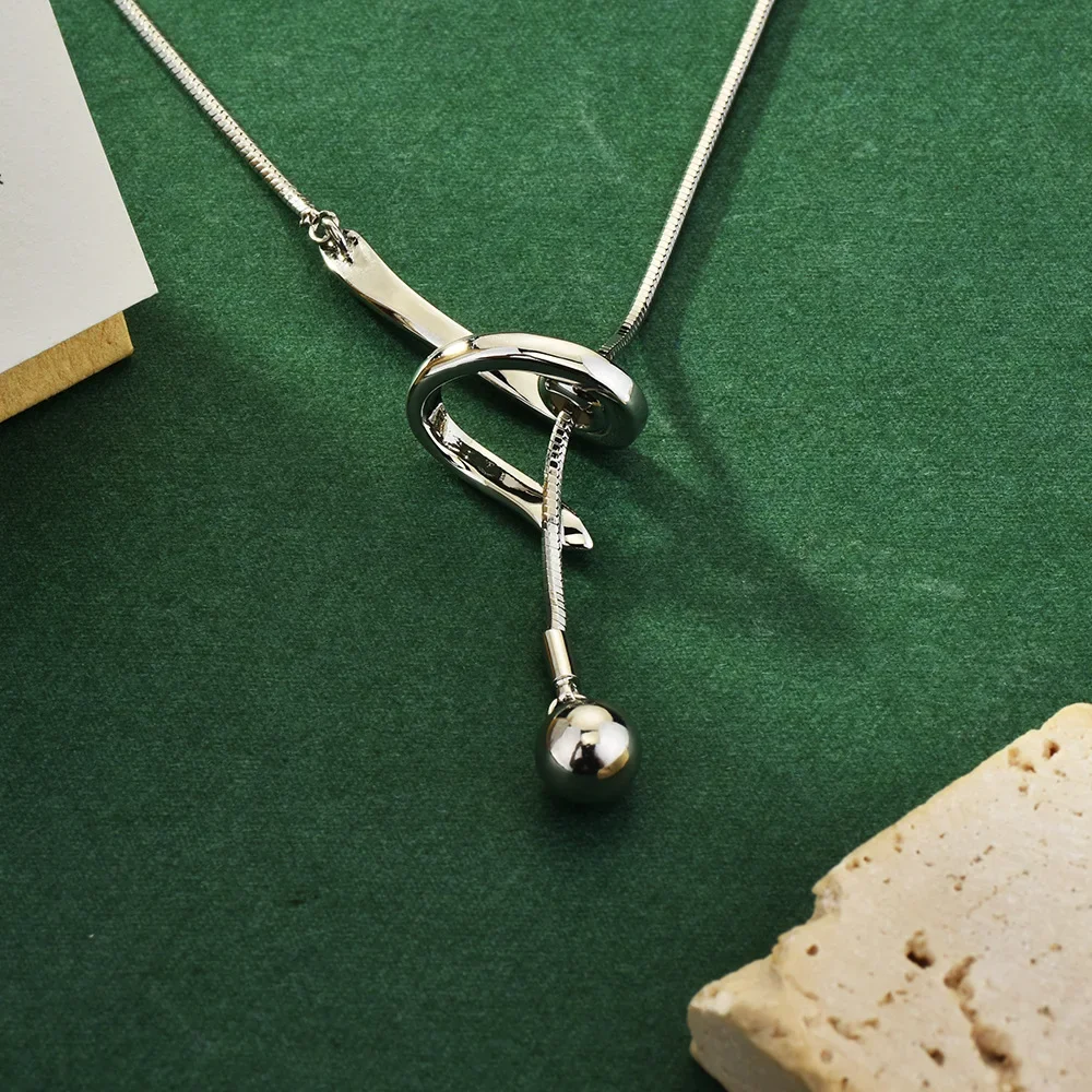 Nuova semplice catena di maglione con collana a forma di serpente, adatta per donne, collana di abbigliamento alla moda, collana retrò