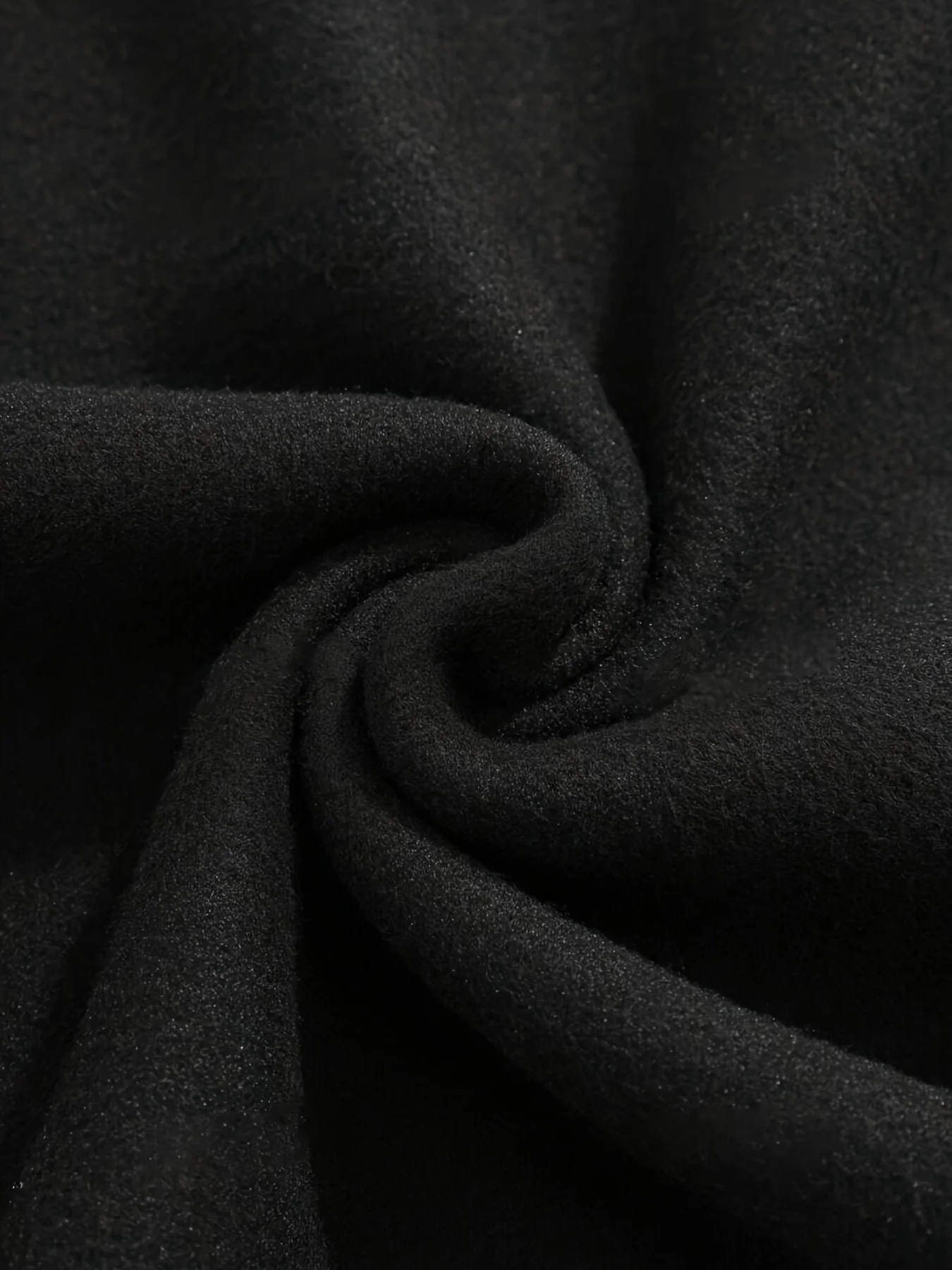 Un sweat à capuche saisonnier mondial avec une base noire imprimée avec les mots "To Teach is to Love" en fibre de polyester lavable en machine