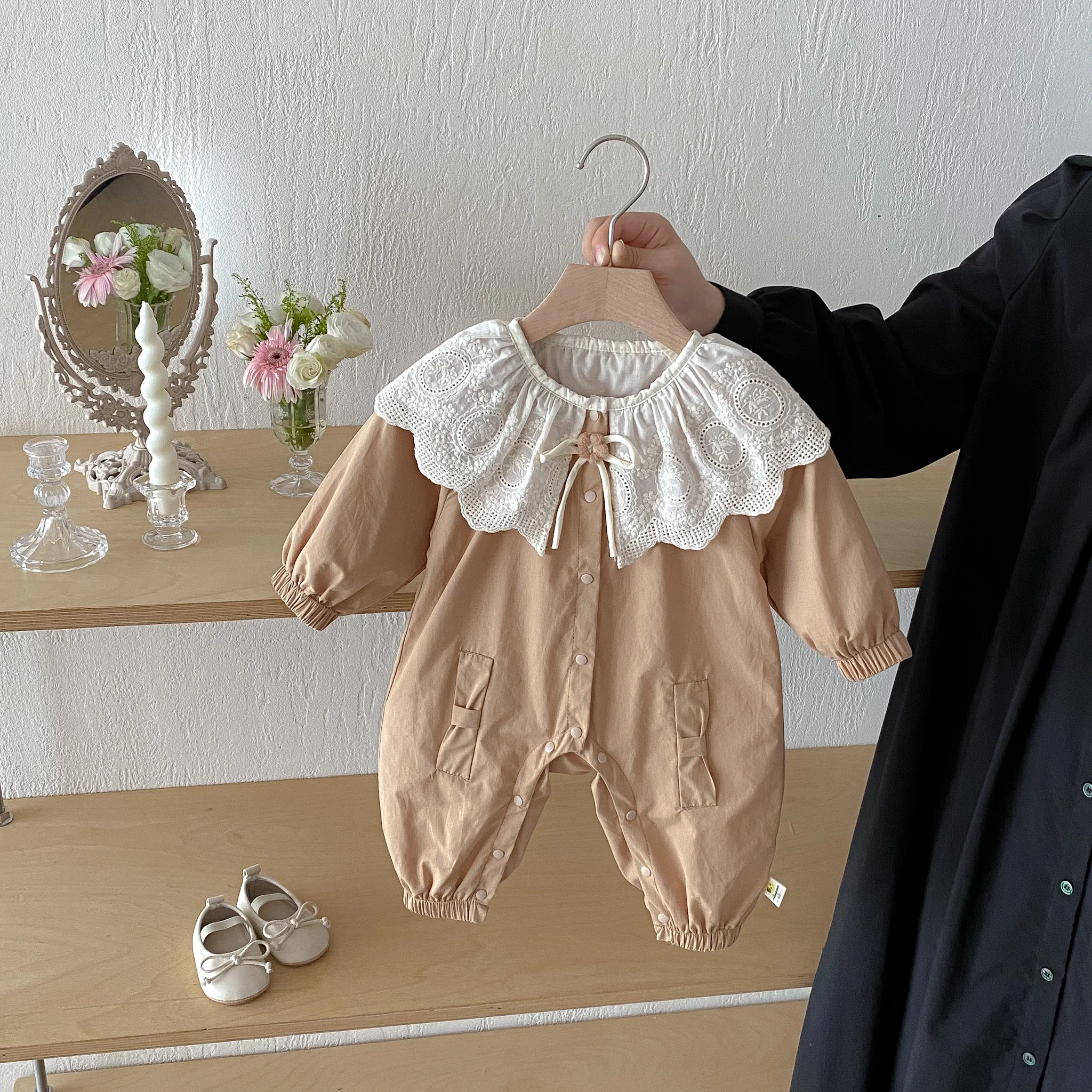 Süßes Baby-Herbstkleid, Baby-Mädchen-Kleidung, langärmeliges einteiliges Kleid mit Spitzenkragen, Krabbelkleid im Freien, Prinz im koreanischen Stil