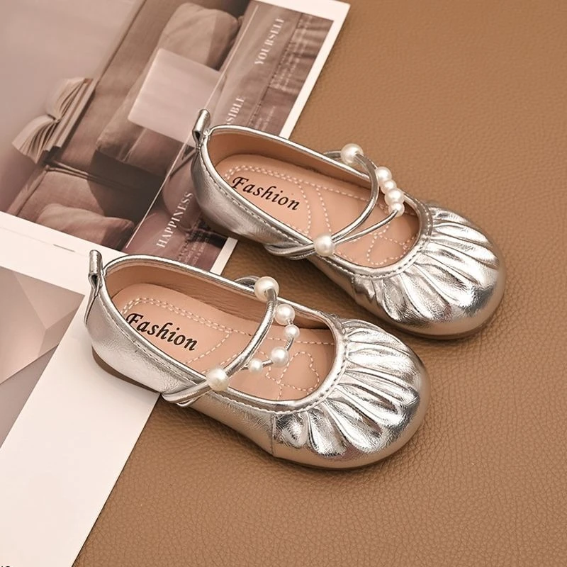 

Fashion Girls Soft Sole Princess Leather Shoes 2026 Spring Autumn New Style Pearl Embellished Kids Loafers