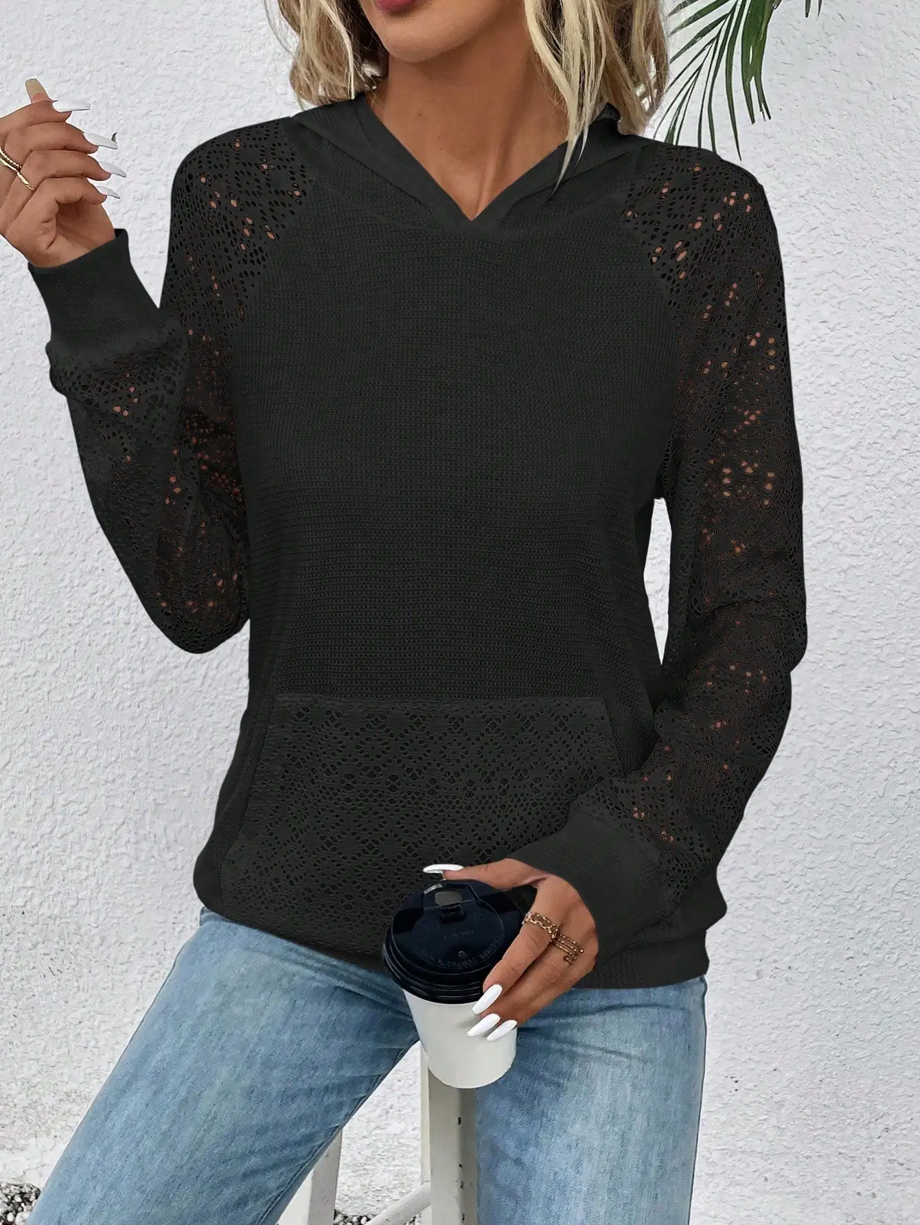 เสื้อฮู้ดแขนแร็กแลนลูกไม้สีดำพร้อมกระเป๋าจิงโจ้ เสื้อลำลองแขนยาวบางๆ