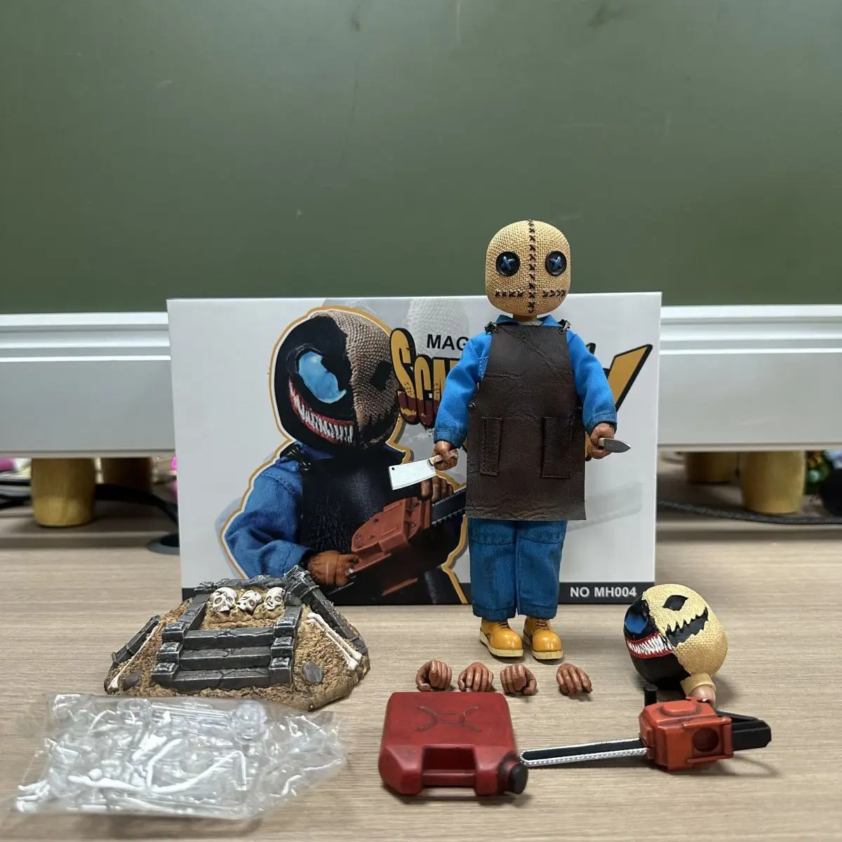 

Coomodel 1/12 Scarecrow Action Figure Magical Cabin Series Mh004 Deluxe Edition With Chainsaw Interchangeable Head