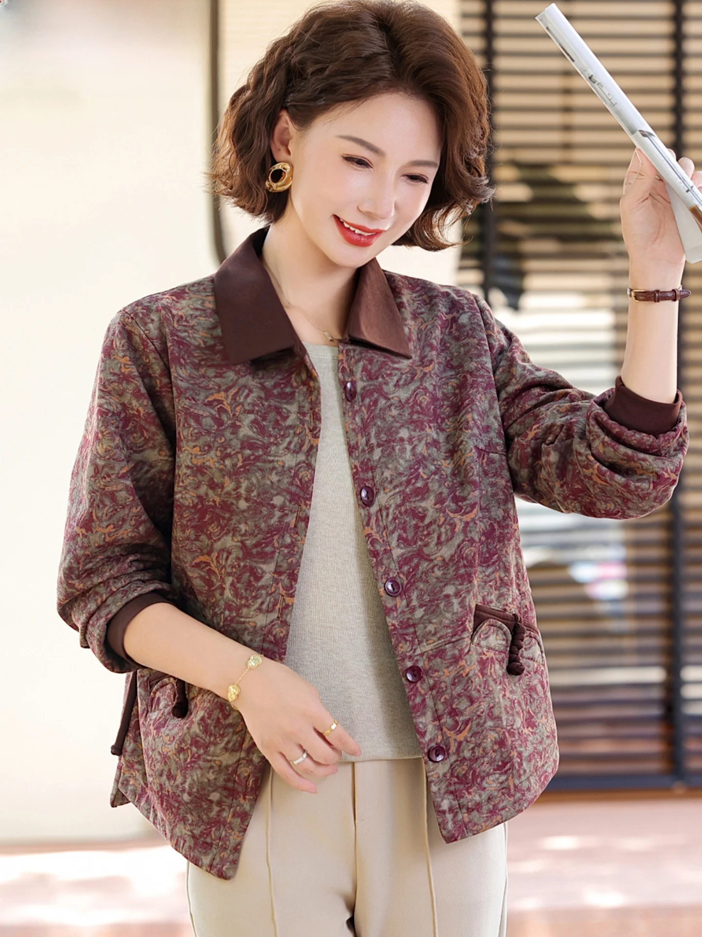 

Женская осенняя повседневная куртка свободного кроя на молнии из модной полиэстеровой смеси для женщин с коротким рукавом