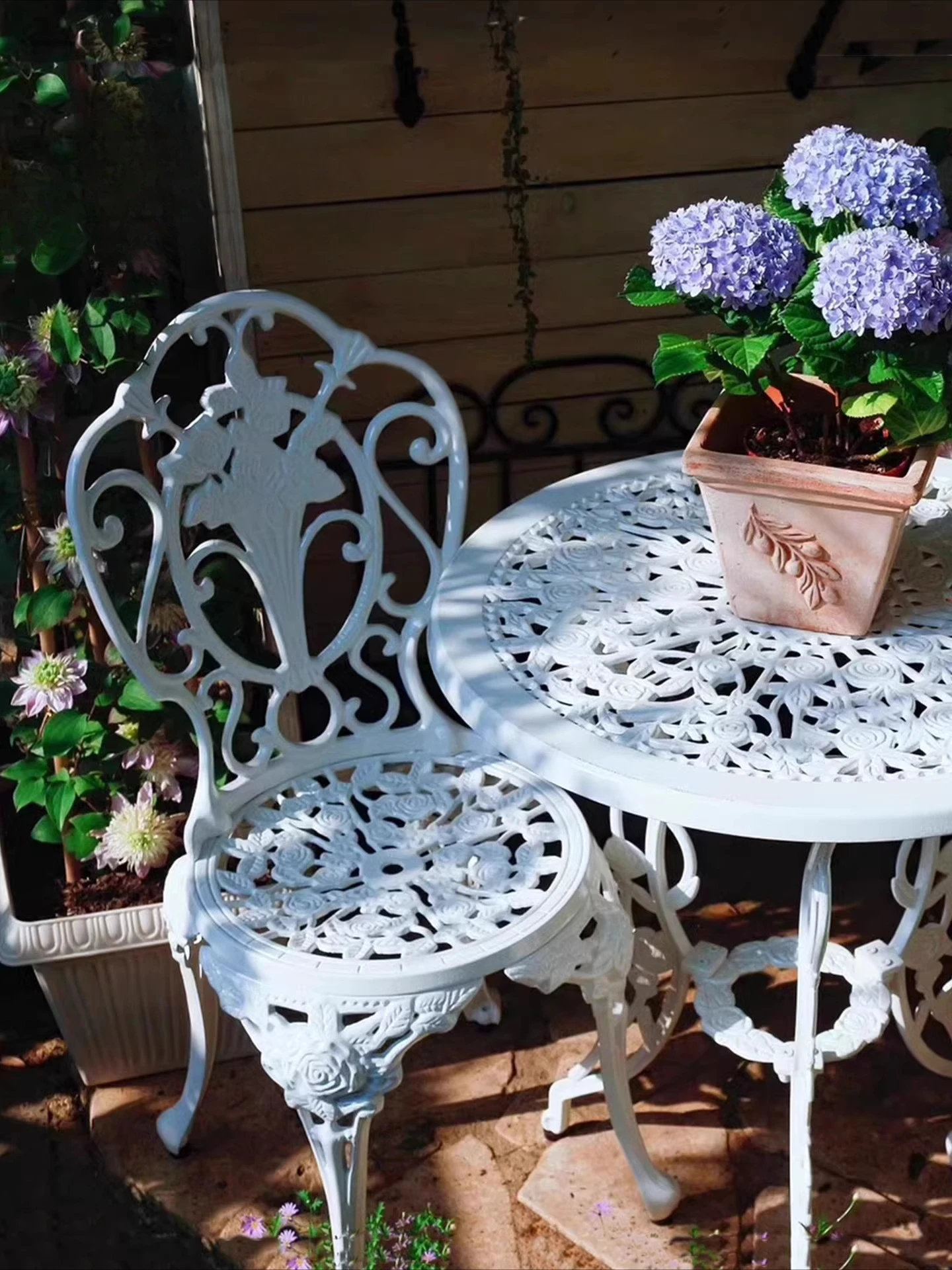 West window, outdoor tables and chairs, courtyard three-five-piece balcony table and chairs, outdoor cast aluminum European-styl