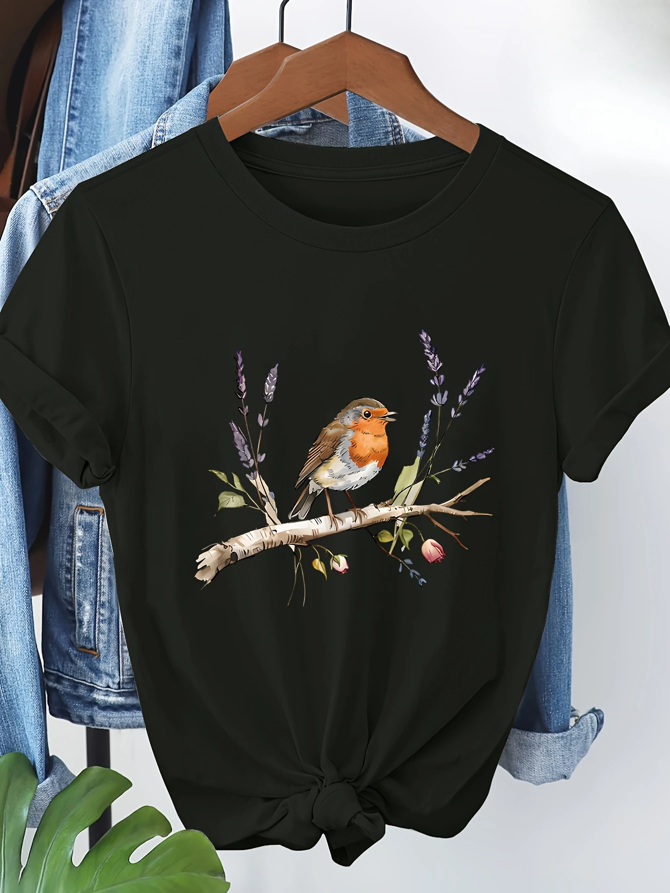 تي شيرت نسائي قصير الأكمام - طائر روبن سلمي يقف على فرع - تي شيرت كاجوال بطبعة لافندر وزهور #2
