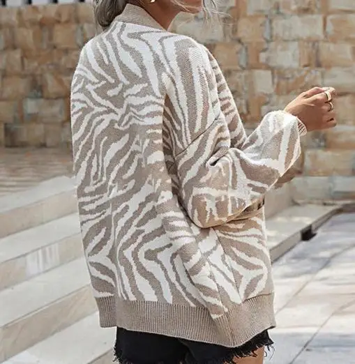 

Winter 2025 Women's V-Neck Button Geometric Printed Loose Knitted Coat Elegant and Casual Loose with Pocket Fashion Knitted Coat
