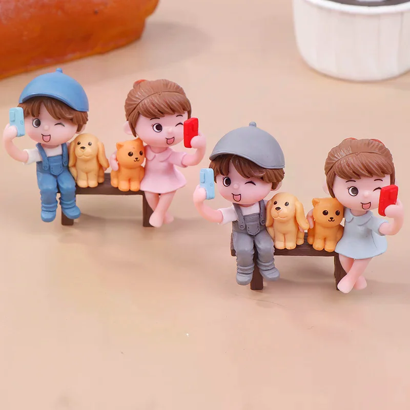 2Pcs/Pair Cute Lovers Taking Selfies On A Stool Cake Decoration Car Ornament Couple Figurines Miniature Craft Fairy Garden Deco